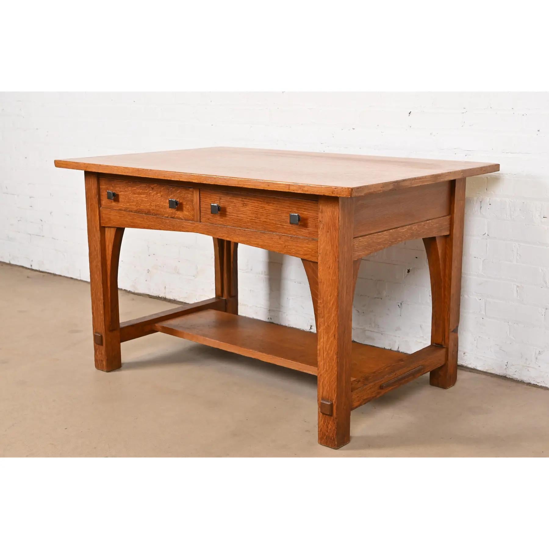 Una excepcional mesa antigua de biblioteca o escritorio Mission o Arts & Crafts

Por Charles P. Limbert Co.

EEUU, circa 1910

Roble macizo aserrado en cuarto, con herrajes originales de cobre.

Medidas: 48