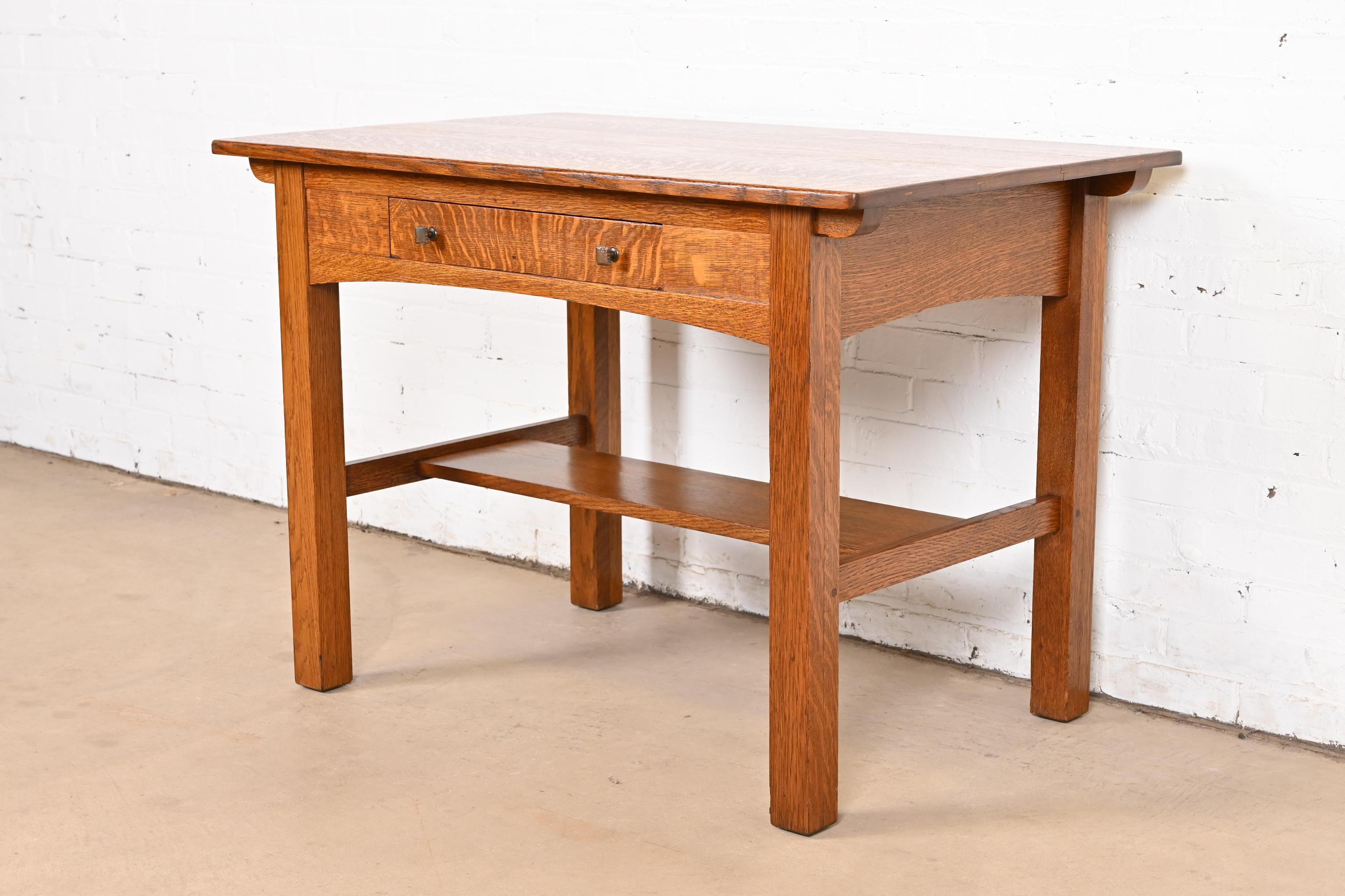 Una excepcional mesa antigua de biblioteca o escritorio Mission o Arts & Crafts

Por Charles P. Limbert Co.

EEUU, circa 1910

Roble macizo aserrado en cuarto, con herrajes originales de cobre.

Medidas: 42