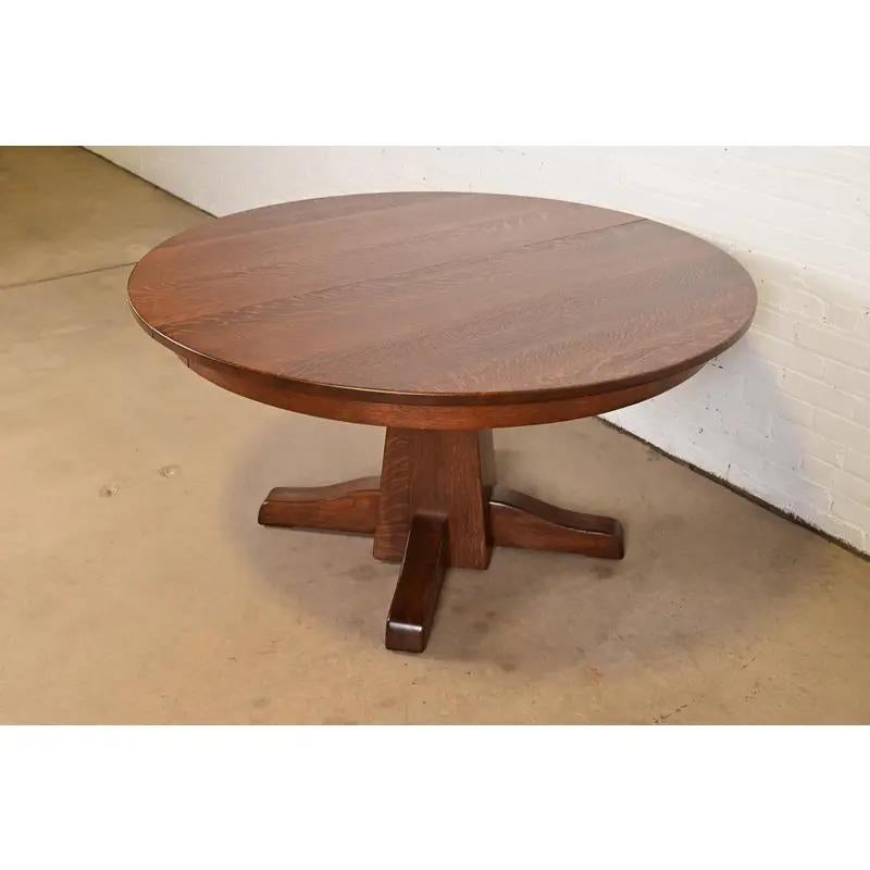 Magnifique table de salle à manger d'époque Mission ou Arts & Crafts en chêne scié en quartier.

Par Charles P. Limbert Co.

USA, Circa 1900

Dimensions : 54 