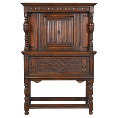 Meuble de bar ou huche en noyer sculpté Jacobean, vers 1920