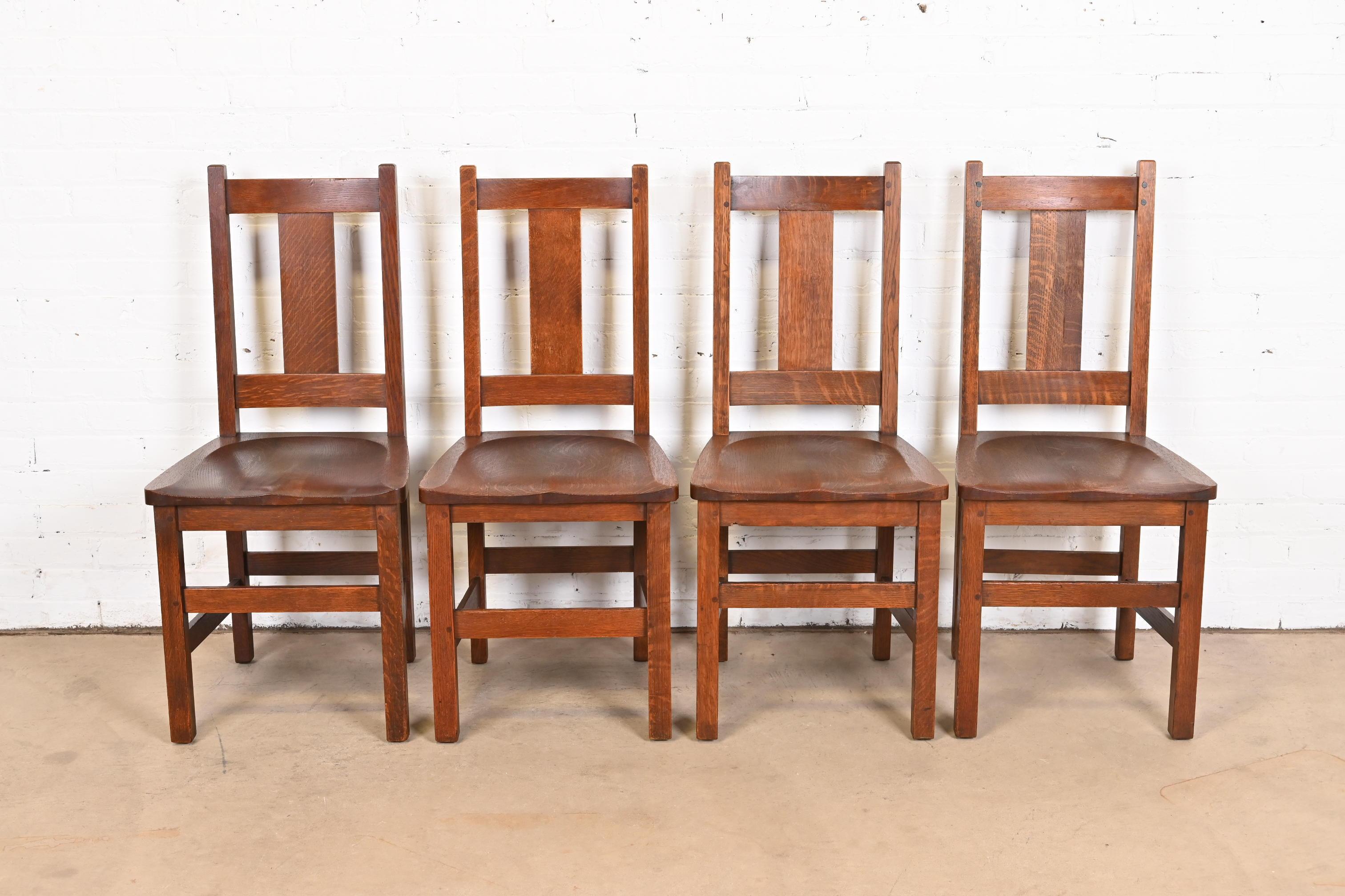 Un magnifique ensemble de quatre chaises de salle à manger anciennes en chêne massif scié en quartier, de style Mission ou Arts & Crafts.

Par Limbert

USA, Circa 1900

Dimensions : 17,25 