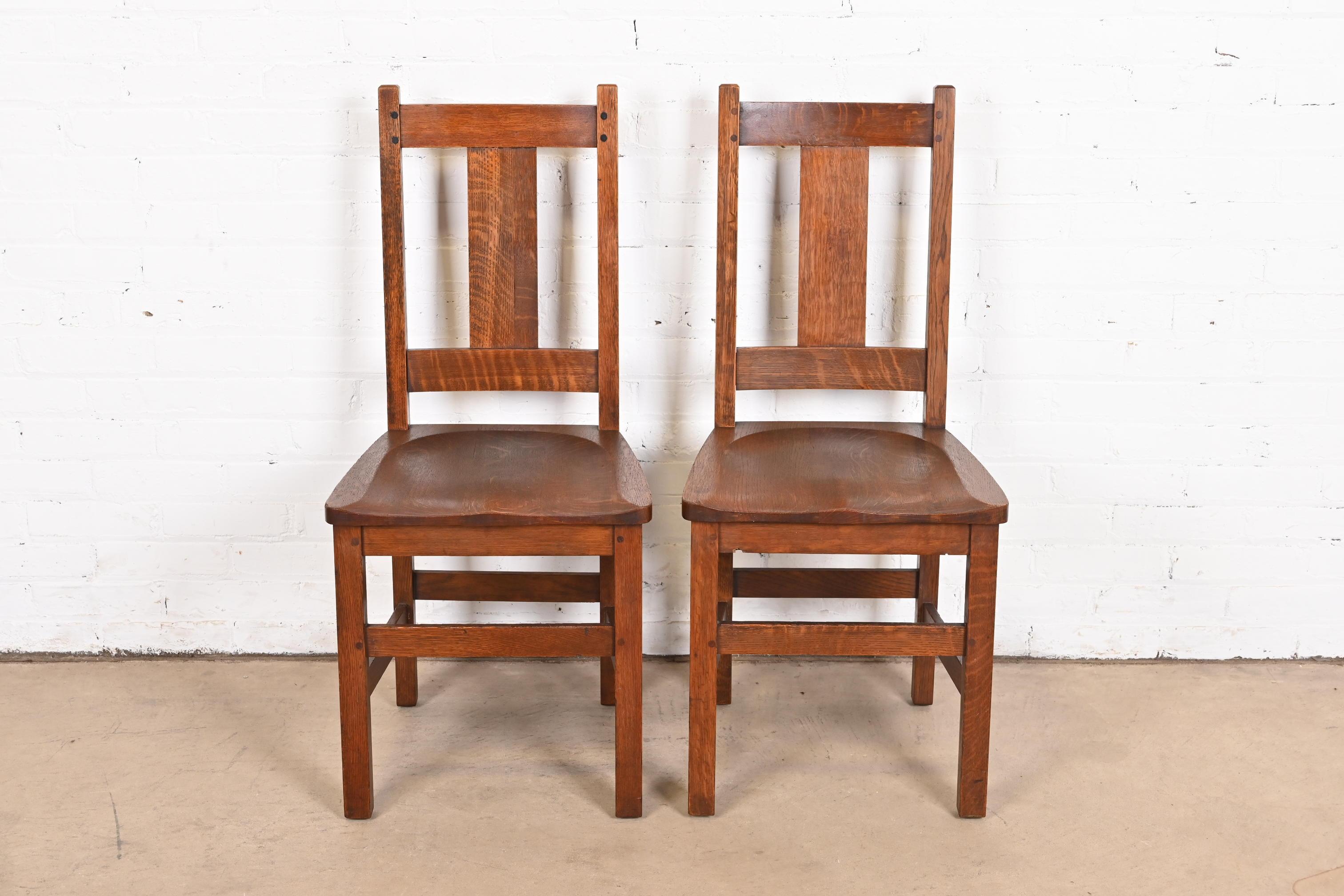 A beautiful pair of solid quarter sawn Mission oak or Arts & Crafts dining chairs

By Limbert

USA, Circa 1900

Measures: 17.25