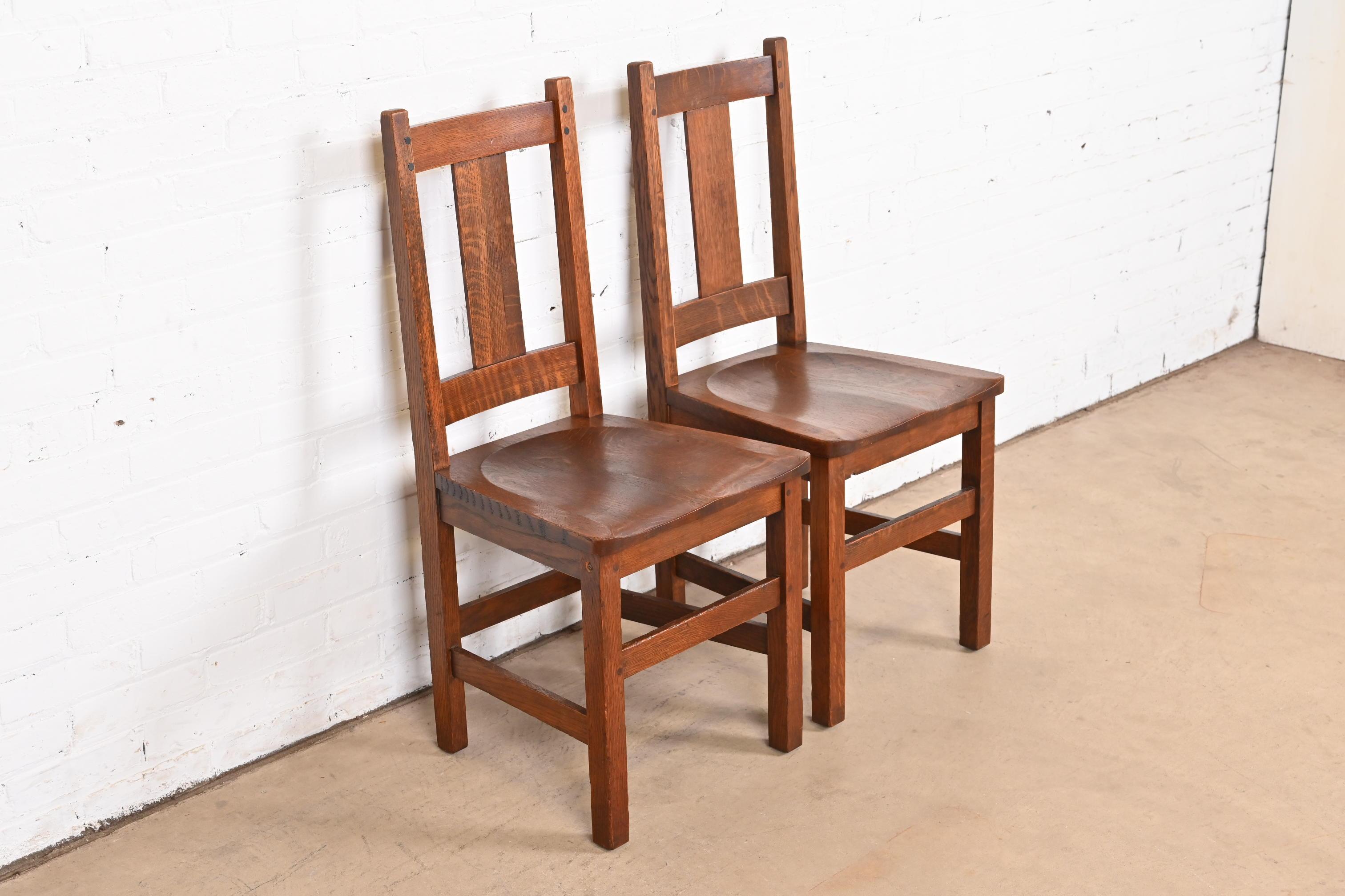 Paire de chaises d'appoint de salle à manger Arts & Crafts Limbert Mission en chêne Bon état - En vente à South Bend, IN