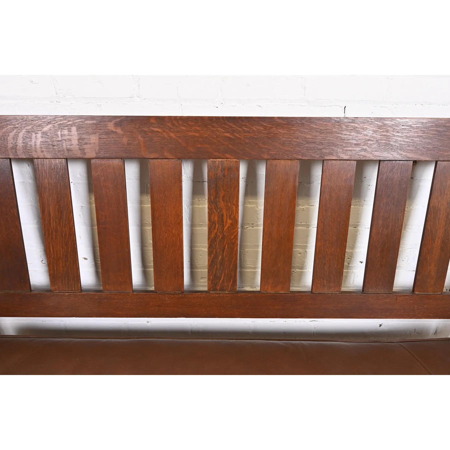 Pelle Divano o poltrona a bracci aperti in Oak Mission Arts & Crafts, CIRCA 1900 in vendita