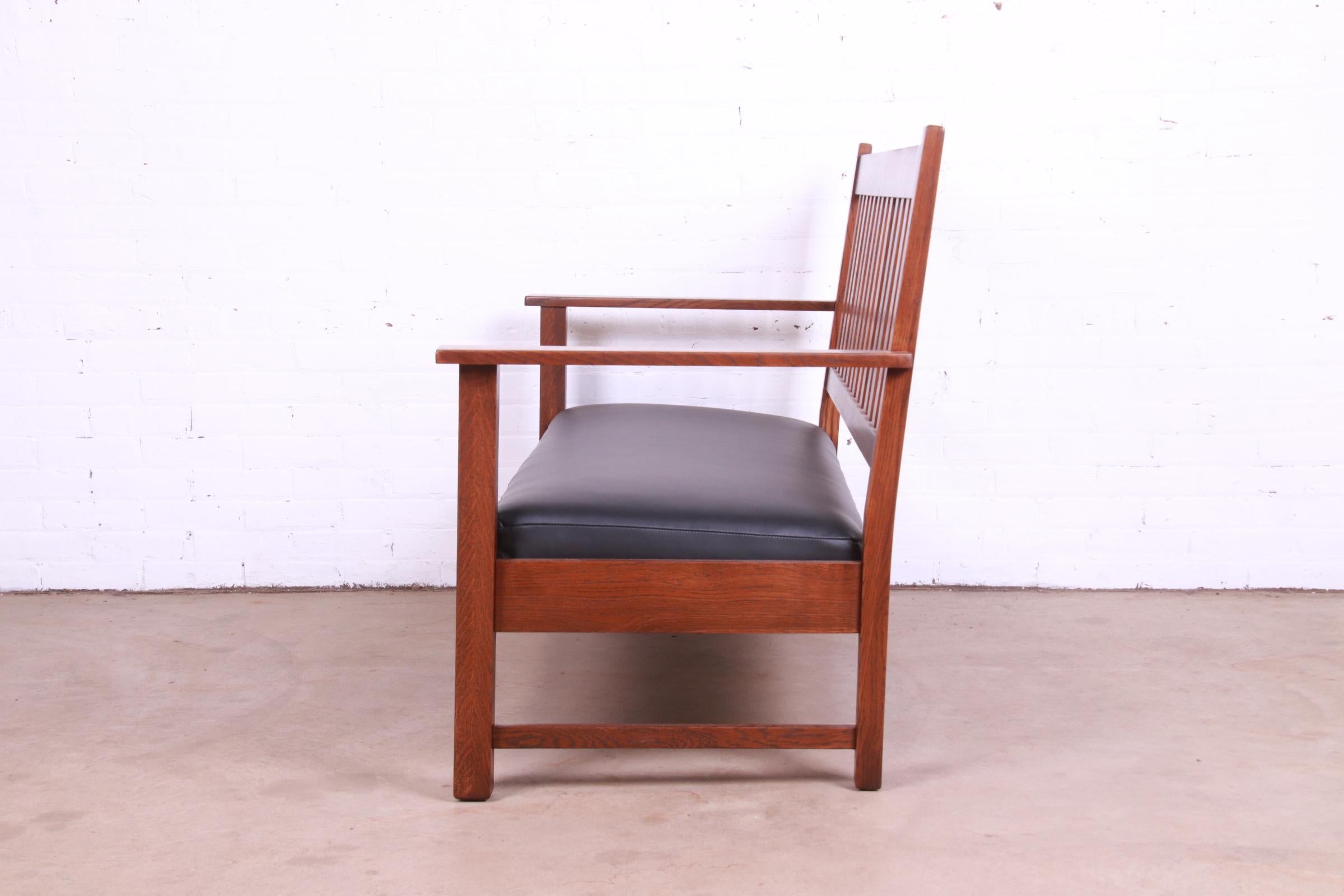 Canapé ou sofa à accoudoirs Limbert Mission Oak Arts & Craft, entièrement restauré en vente 7