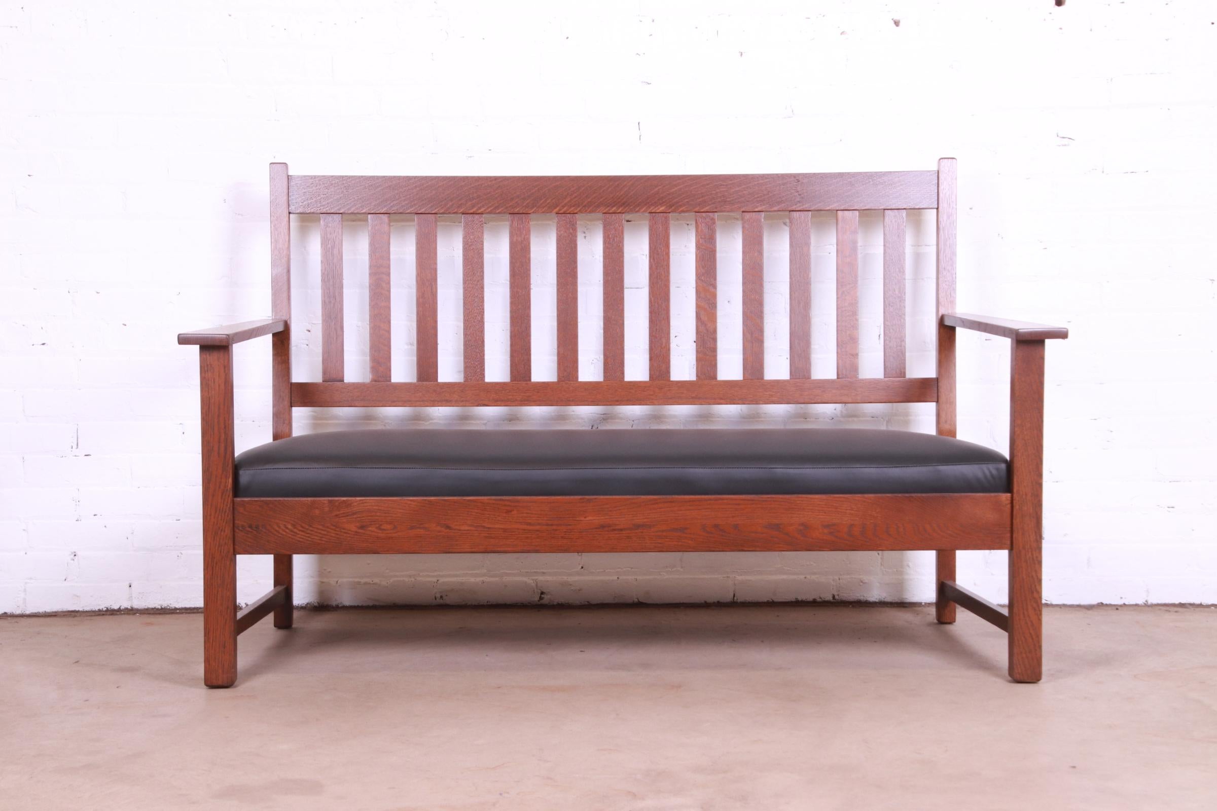 Un exceptionnel canapé, sofa ou banc de style Mission ou Arts & Crafts

Par Charles P. Limbert Co.

USA, Circa 1900

Chêne massif scié sur quartier, avec coussin d'assise en cuir.

Dimensions : 61.75 