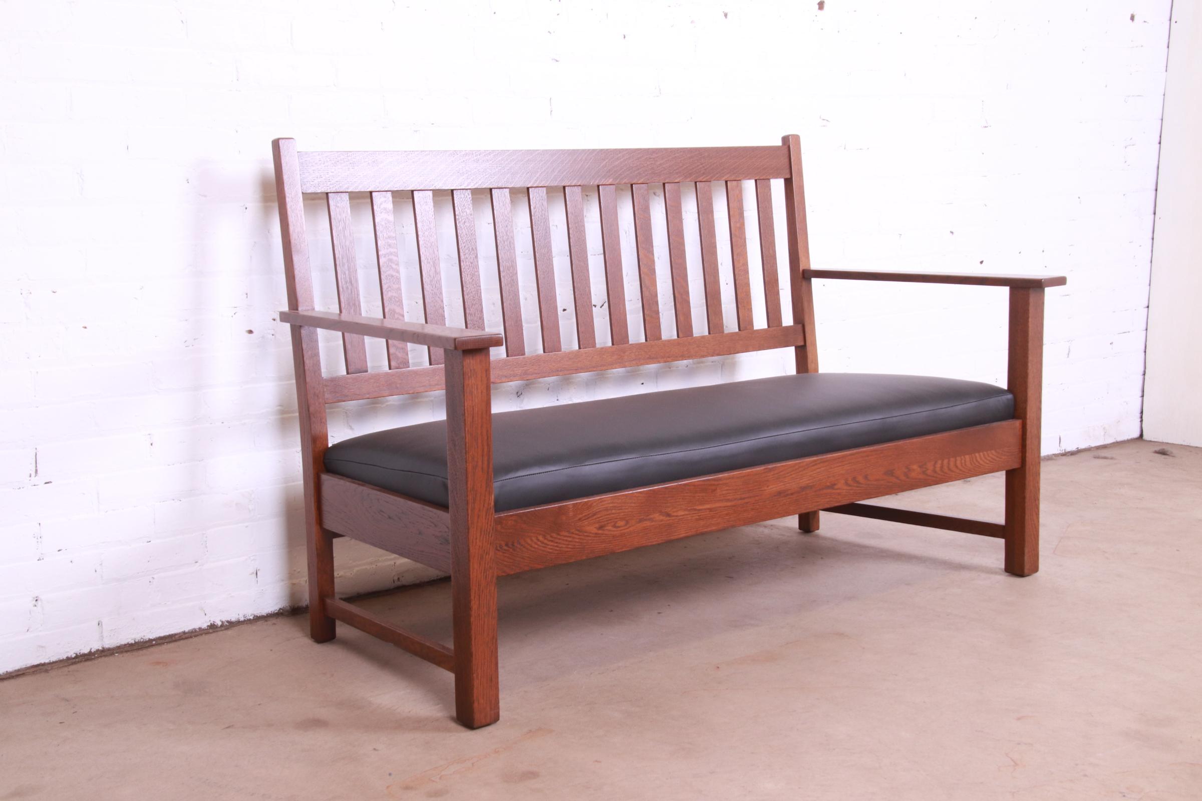 Cuir Canapé ou sofa à accoudoirs Limbert Mission Oak Arts & Craft, entièrement restauré en vente