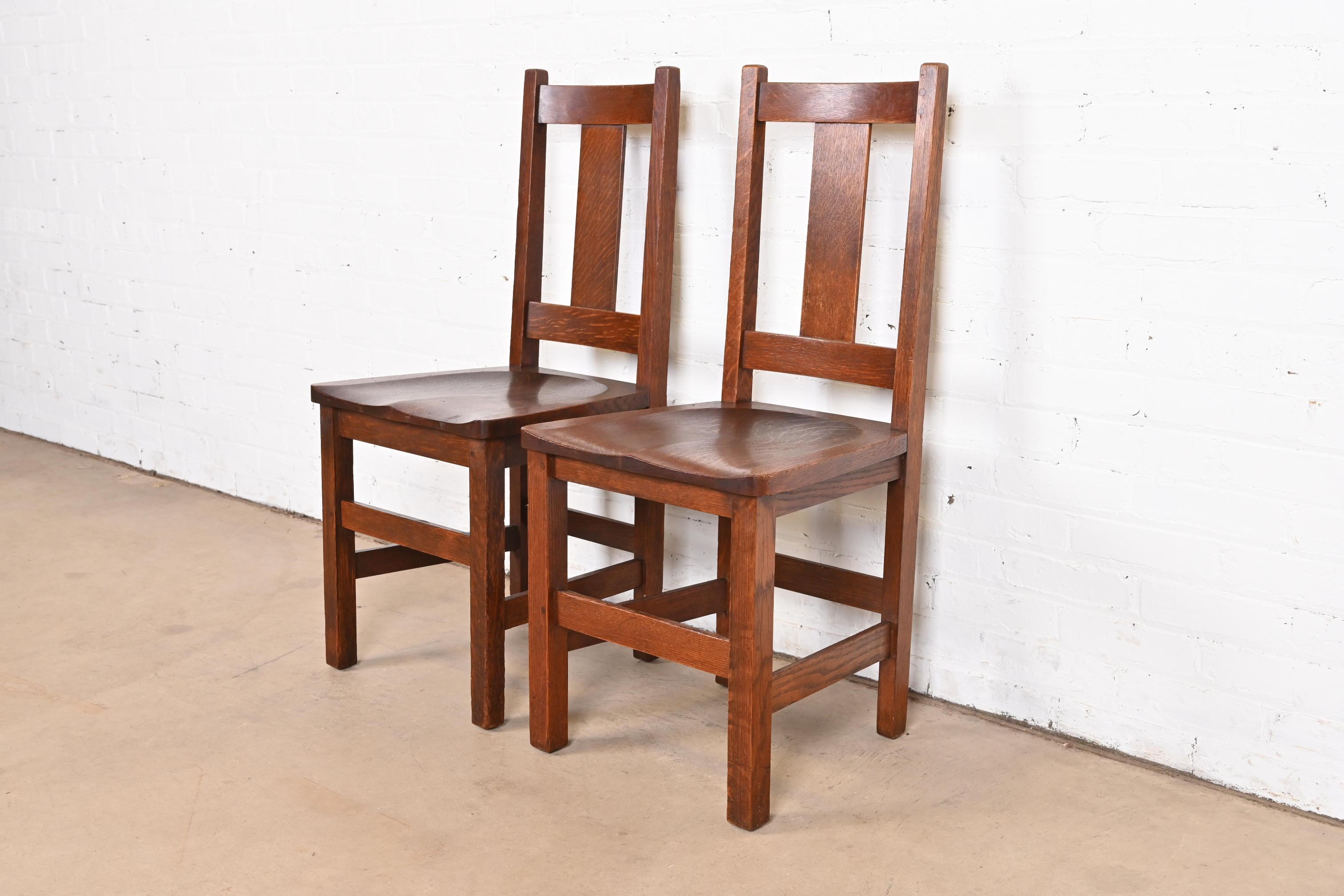 Une belle paire de chaises d'appoint ou de chaises de salle à manger en chêne massif scié en quartier, de style Mission ou Arts & Crafts.

Par Limbert

USA, Circa 1900

Dimensions : 17,25 