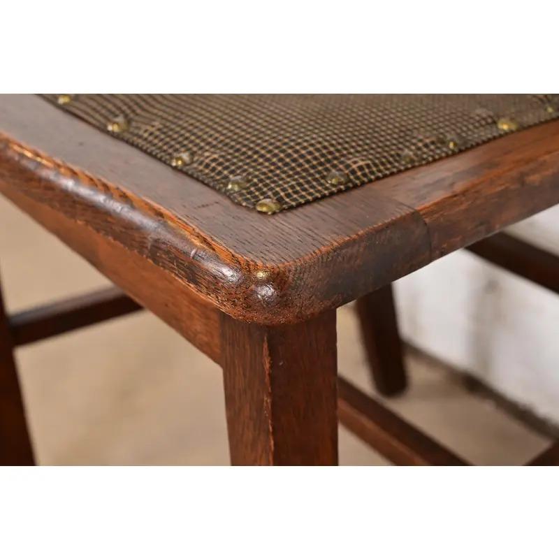 Sedia da pranzo in quercia intagliata in stile Limbert, circa 1900 in vendita 3