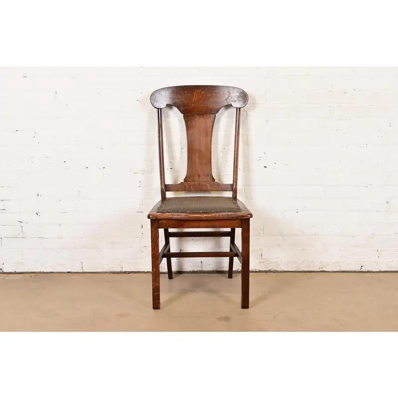 Arts and Crafts Sedia da pranzo in quercia intagliata in stile Limbert, circa 1900 in vendita