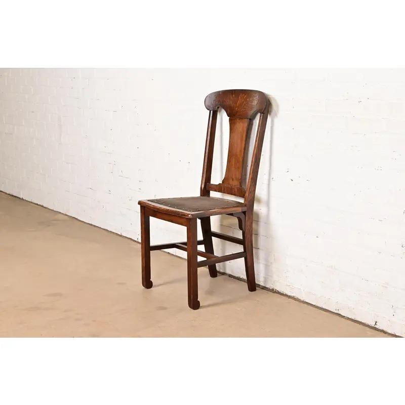 Americano Sedia da pranzo in quercia intagliata in stile Limbert, circa 1900 in vendita