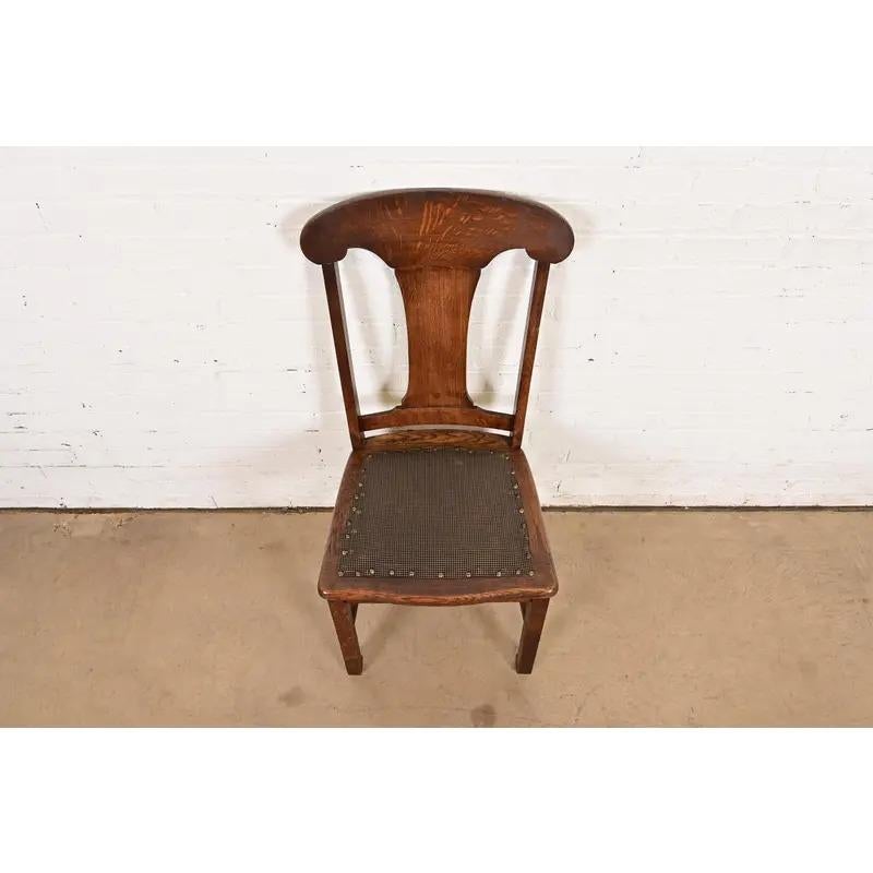 XX secolo Sedia da pranzo in quercia intagliata in stile Limbert, circa 1900 in vendita