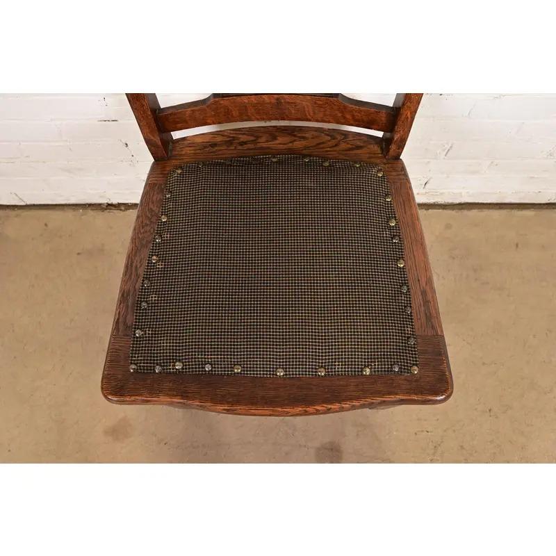 Sedia da pranzo in quercia intagliata in stile Limbert, circa 1900 in vendita 2