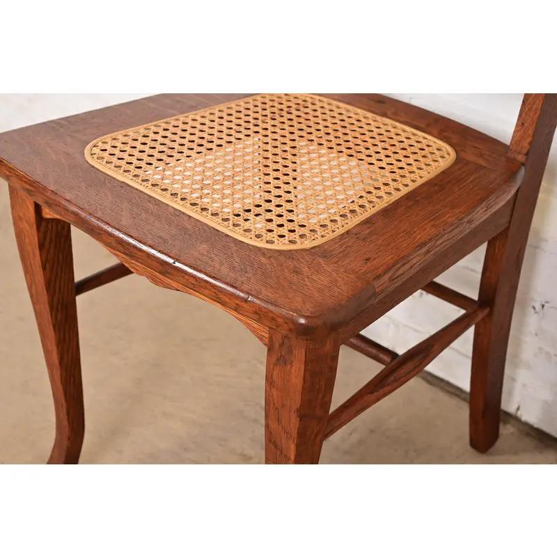 Limbert Stil Antike Arts & Crafts geschnitzt Eiche Esszimmerstühle, Paar im Angebot 3