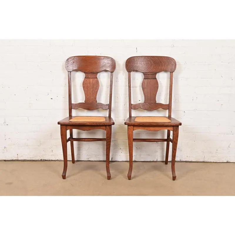 Limbert Stil Antike Arts & Crafts geschnitzt Eiche Esszimmerstühle, Paar (Arts and Crafts) im Angebot