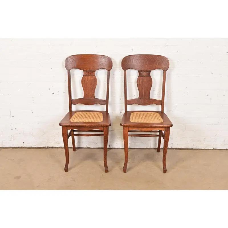 Limbert Stil Antike Arts & Crafts geschnitzt Eiche Esszimmerstühle, Paar (amerikanisch) im Angebot