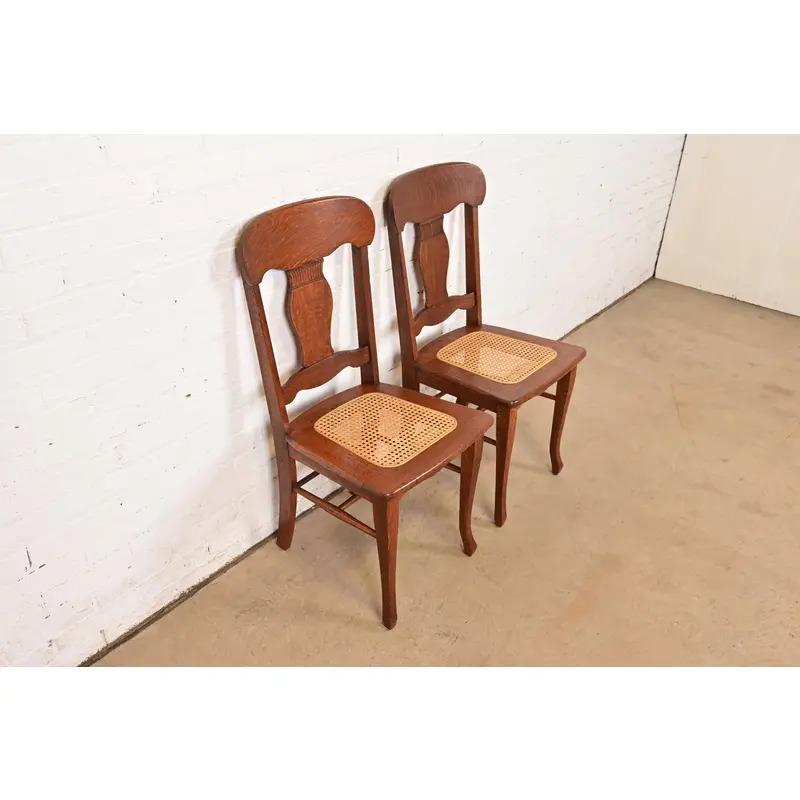 Limbert Stil Antike Arts & Crafts geschnitzt Eiche Esszimmerstühle, Paar im Zustand „Gut“ im Angebot in South Bend, IN