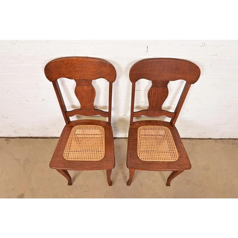 Limbert Stil Antike Arts & Crafts geschnitzt Eiche Esszimmerstühle, Paar (20. Jahrhundert) im Angebot