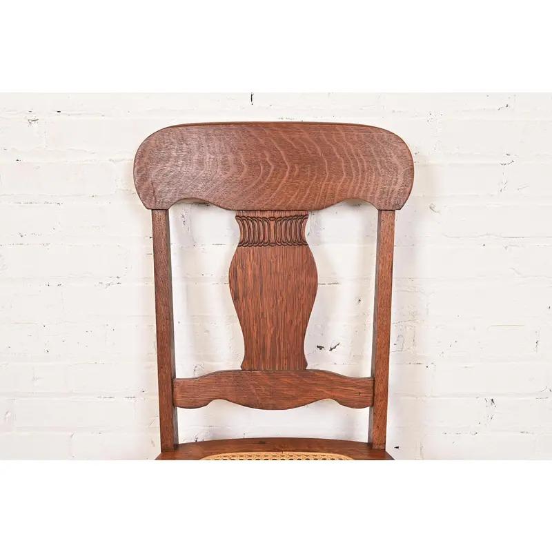 Limbert Stil Antike Arts & Crafts geschnitzt Eiche Esszimmerstühle, Paar (Gehstock) im Angebot