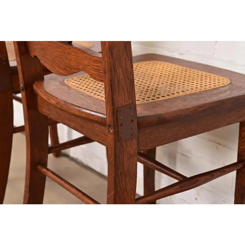 Sedie da pranzo in rovere intagliato in stile Limbert, set di sei sedie in vendita 4