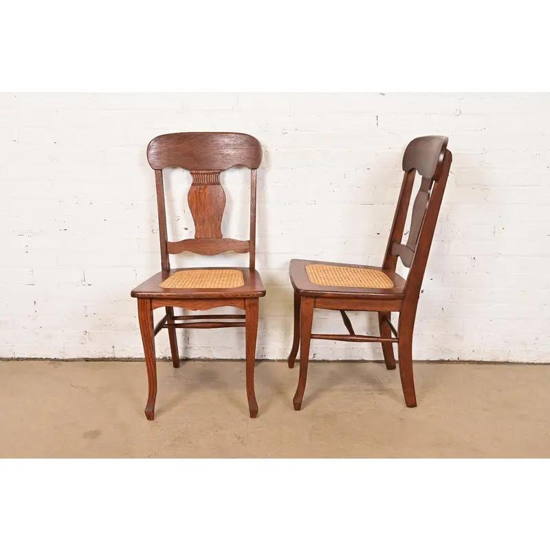 Sedie da pranzo in rovere intagliato in stile Limbert, set di sei sedie in vendita 5