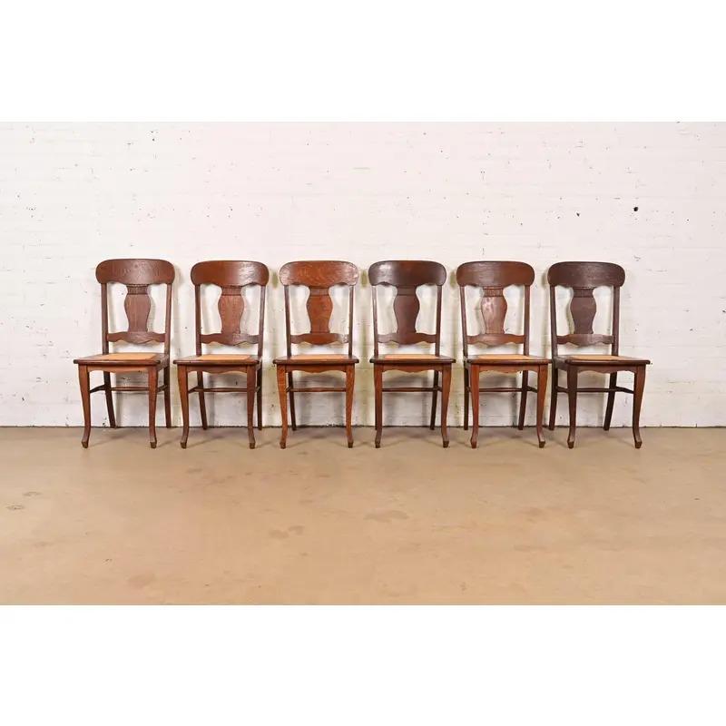 Arts and Crafts Sedie da pranzo in rovere intagliato in stile Limbert, set di sei sedie in vendita