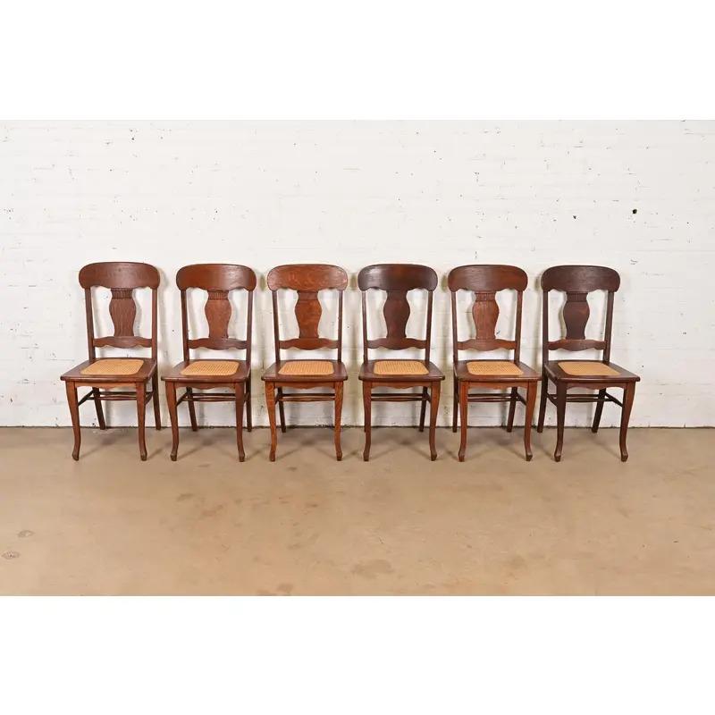 Americano Sedie da pranzo in rovere intagliato in stile Limbert, set di sei sedie in vendita