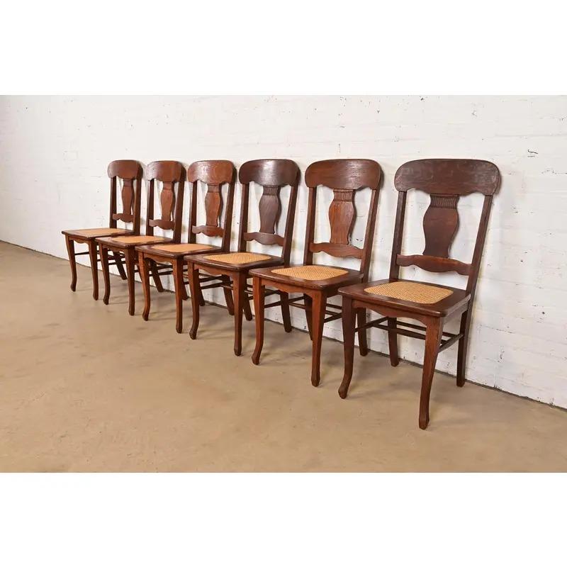 Sedie da pranzo in rovere intagliato in stile Limbert, set di sei sedie In condizioni buone in vendita a South Bend, IN