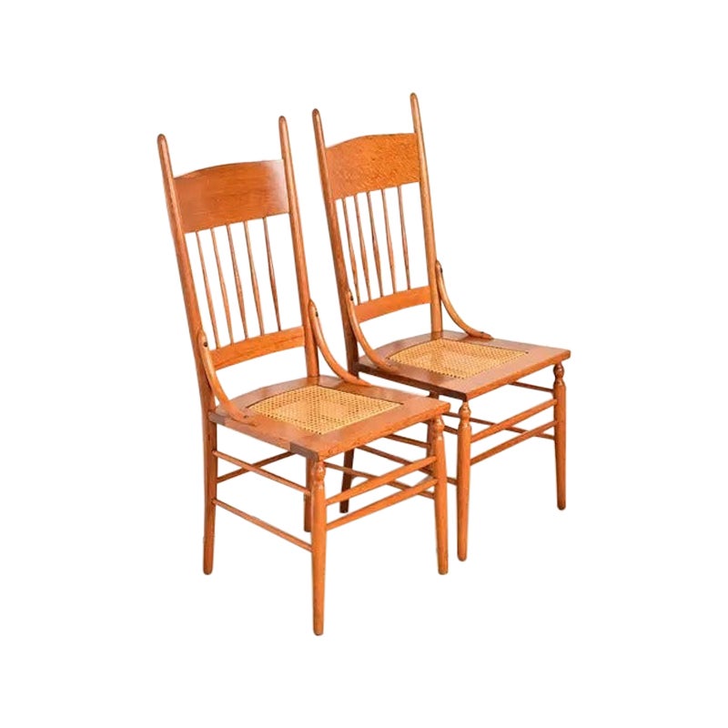 Limbert Stil Antike Arts 
Crafts geschnitzt Eiche Spindel zurück Esszimmerstühle, Paar im Angebot