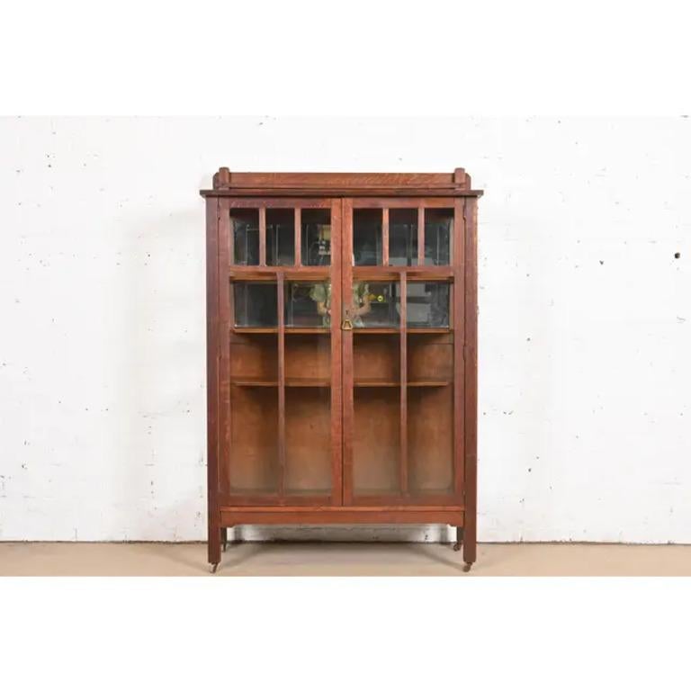 Un bellissimo mobile libreria d'epoca Mission o Arts & Crafts

Alla maniera di Charles P. Limbert Co.

USA, circa 1900

In quercia segata a quarto, con porte e lati anteriori in vetro bifore e interno superiore a specchio. 

Misure: 42 