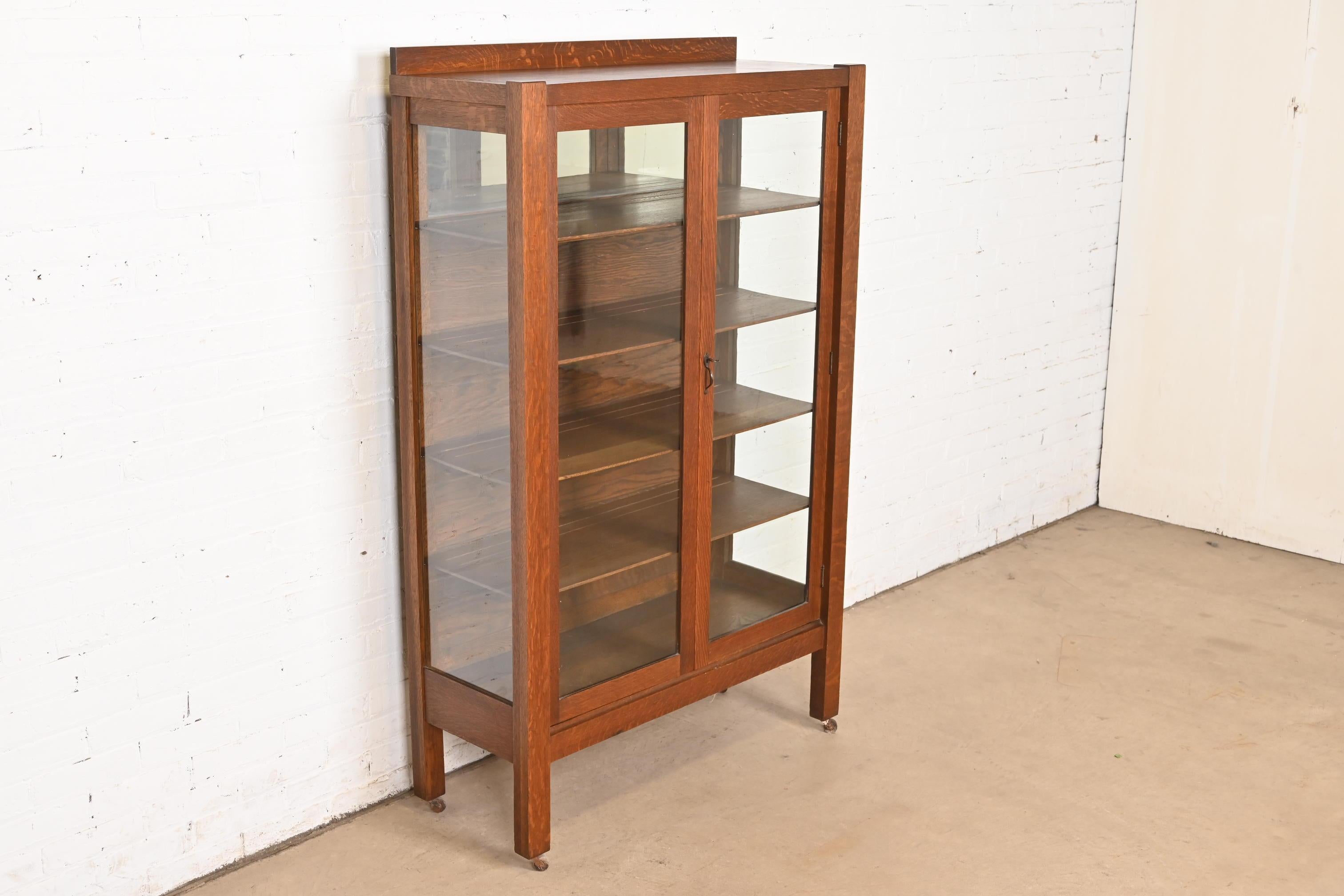 Mobile libreria in stile Limbert, Mission Arts & Crafts, Circa 1900 In condizioni buone in vendita a South Bend, IN