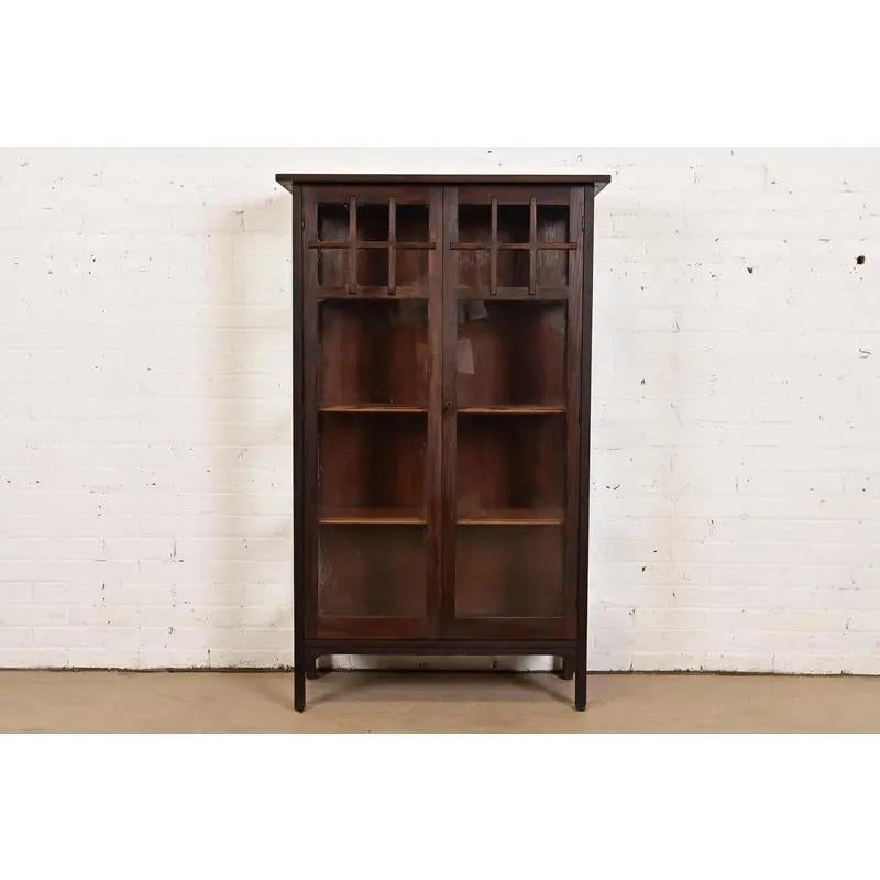 Una bellissima libreria o vetrinetta d'epoca Mission o Arts & Crafts

Alla maniera di Charles P. Limbert Co.

Da Larkin & Co.

USA, circa 1900

Oak, con porte anteriori a bifora e lati in vetro. L'armadio si chiude a chiave e la chiave è