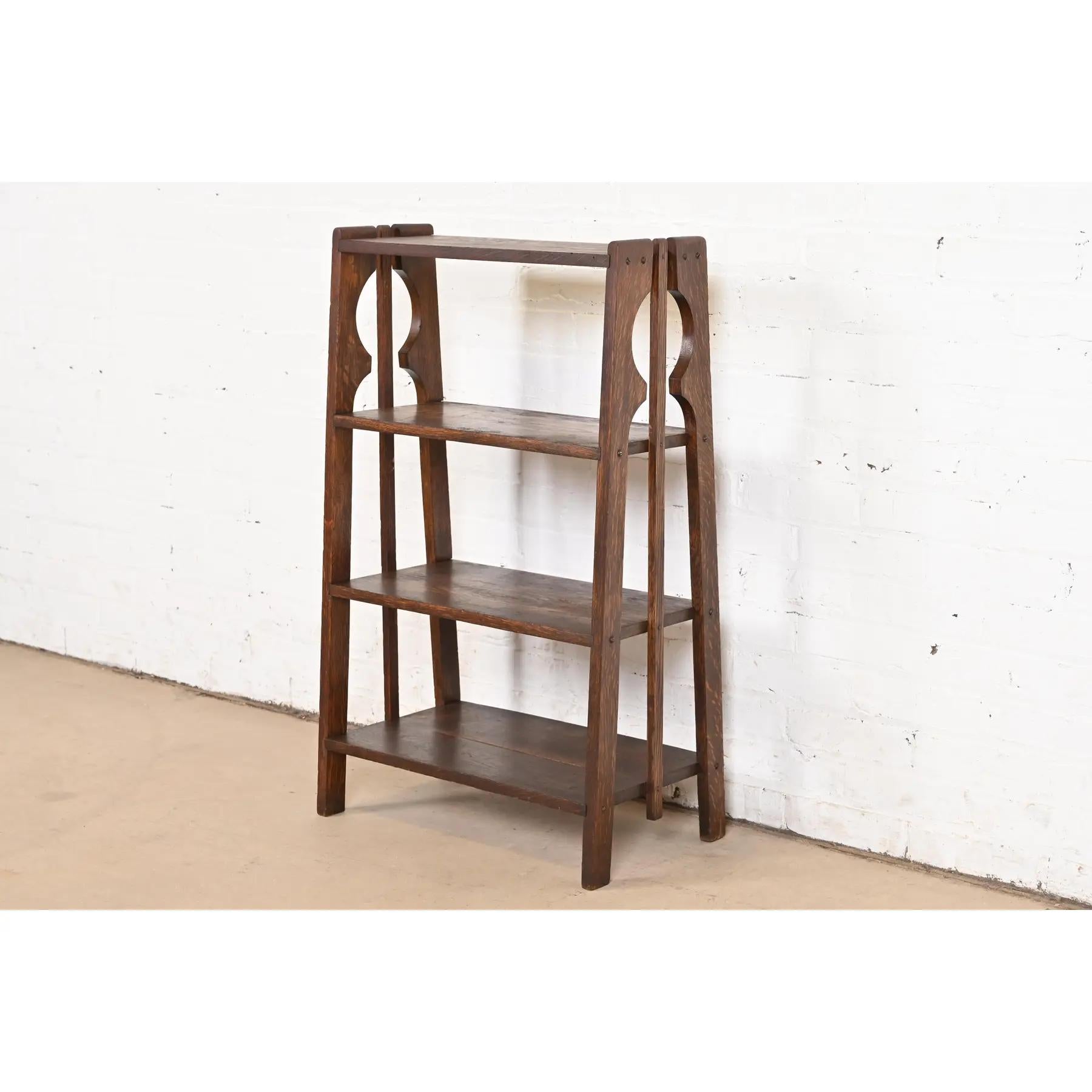 A gorgeous antique Mission or Arts & Crafts period quarter sawn oak bookcase or magazine rack

In the manner of Charles Limbert

USA, Early 20th Century

Measures: 21