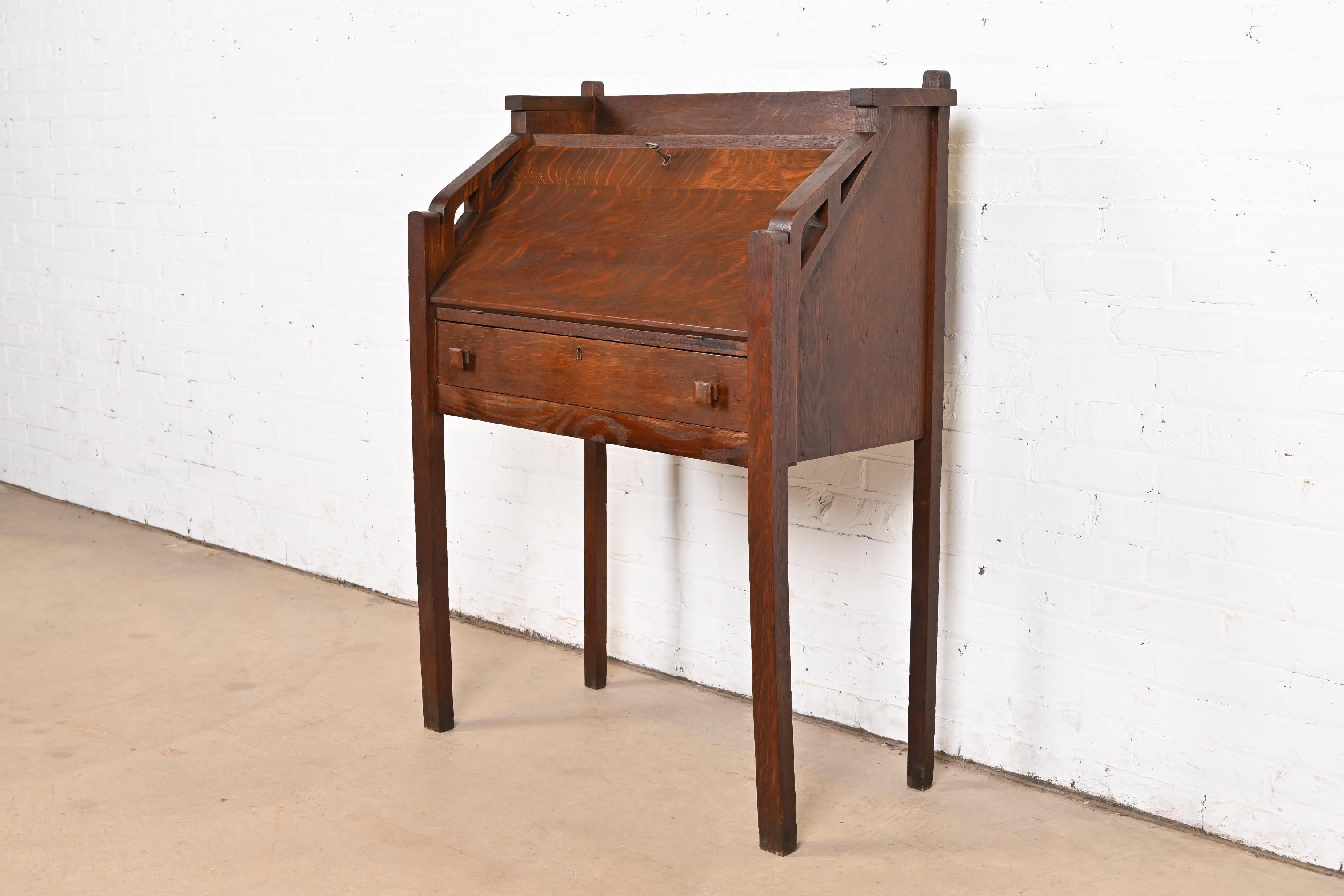 A gorgeous antique Mission or Arts & Crafts slant front writing desk

In the manner of Charles Limbert

By The Cron-Kills Co.

USA, Circa 1900

Measures: 31.25