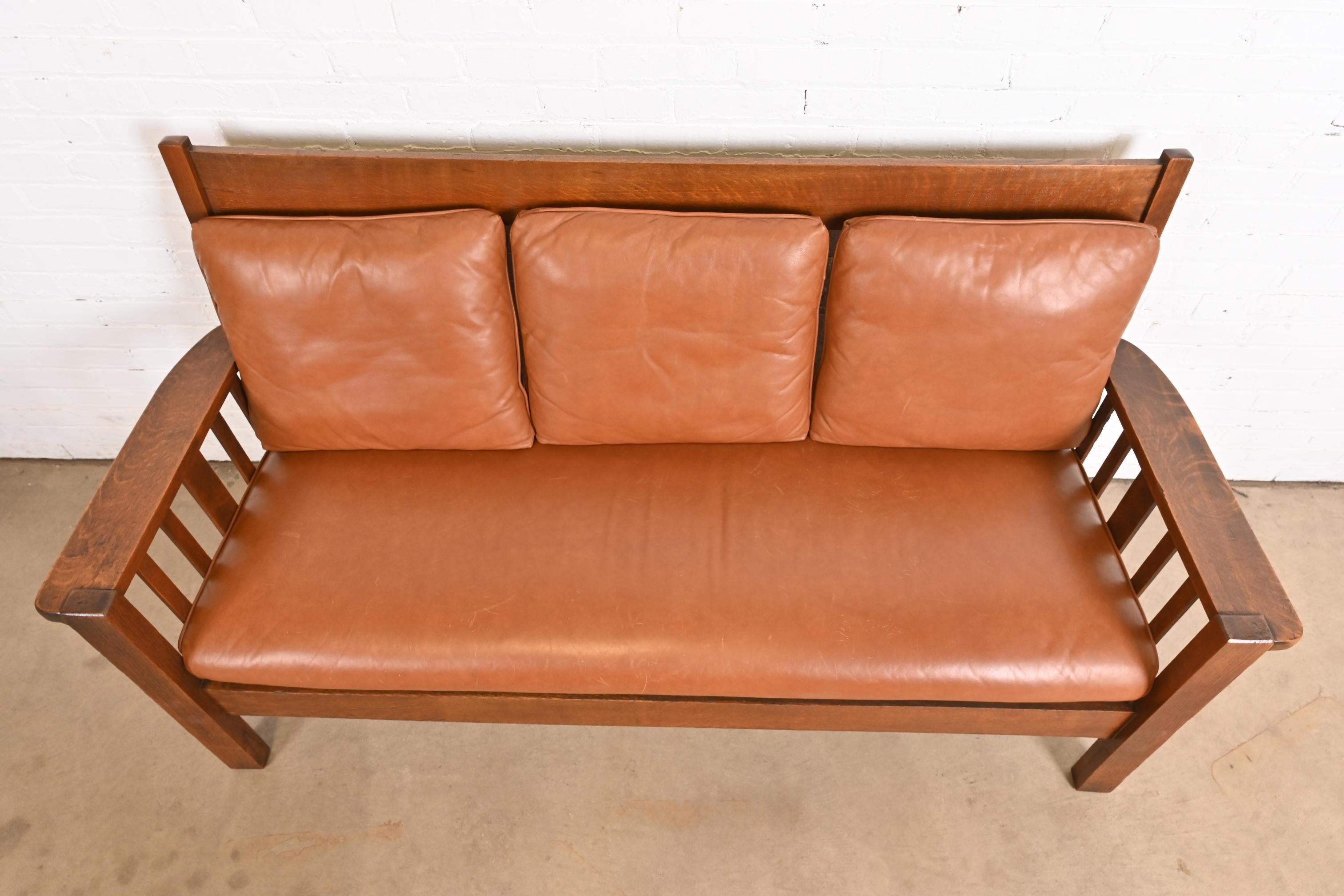Sofá Settle estilo Limbert Antiguo Mission Arts & Crafts de Roble, Circa 1900 principios del siglo XX en venta