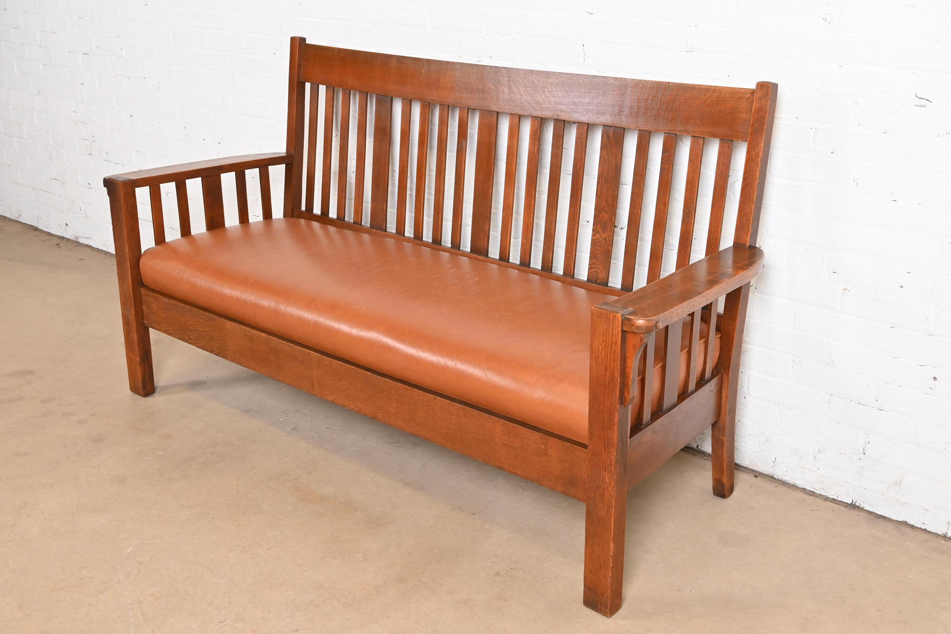 Sofá Settle estilo Limbert Antiguo Mission Arts & Crafts de Roble, Circa 1900 Cuero en venta