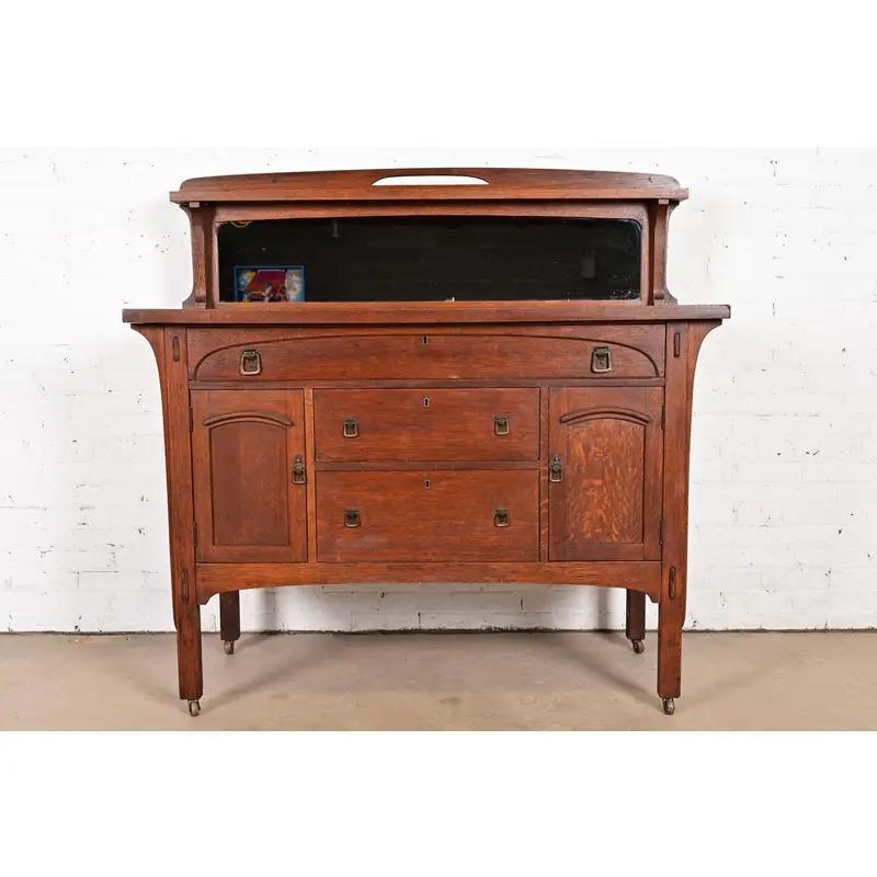 Arts and Crafts Credenza Mission Arts & Crafts in stile Limbert, circa 1910, in Oak in vendita