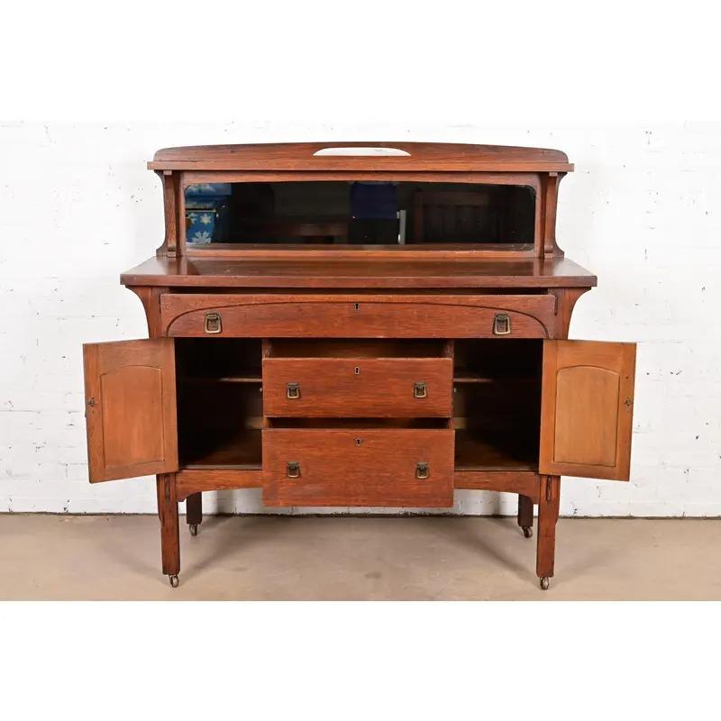 Vetro Credenza Mission Arts & Crafts in stile Limbert, circa 1910, in Oak in vendita