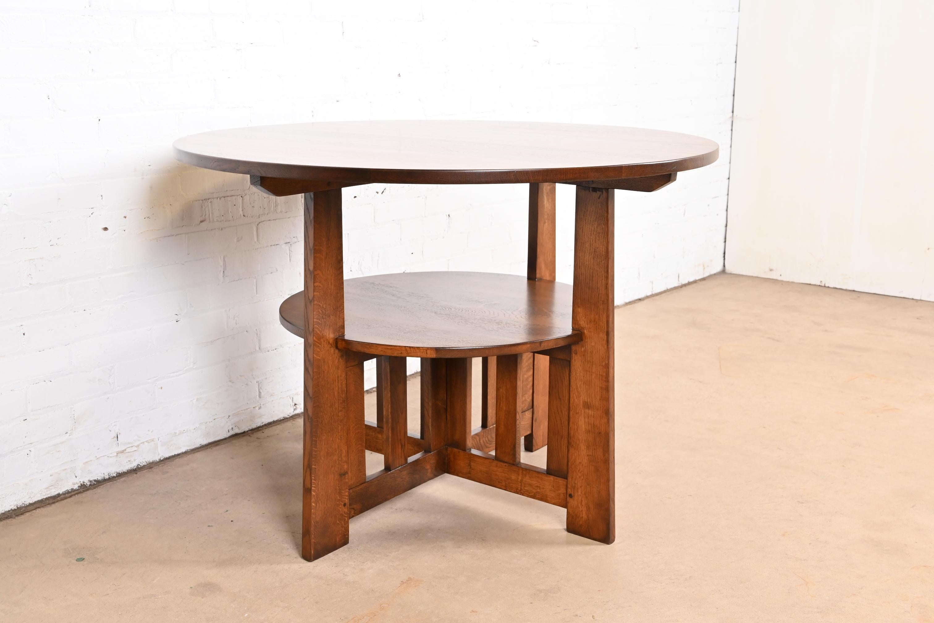 An exceptional antique Mission or Arts & Crafts solid oak two-tier center table

In the manner of Charles P. Limbert Co.

USA, Circa 1900

Measures: 43.25