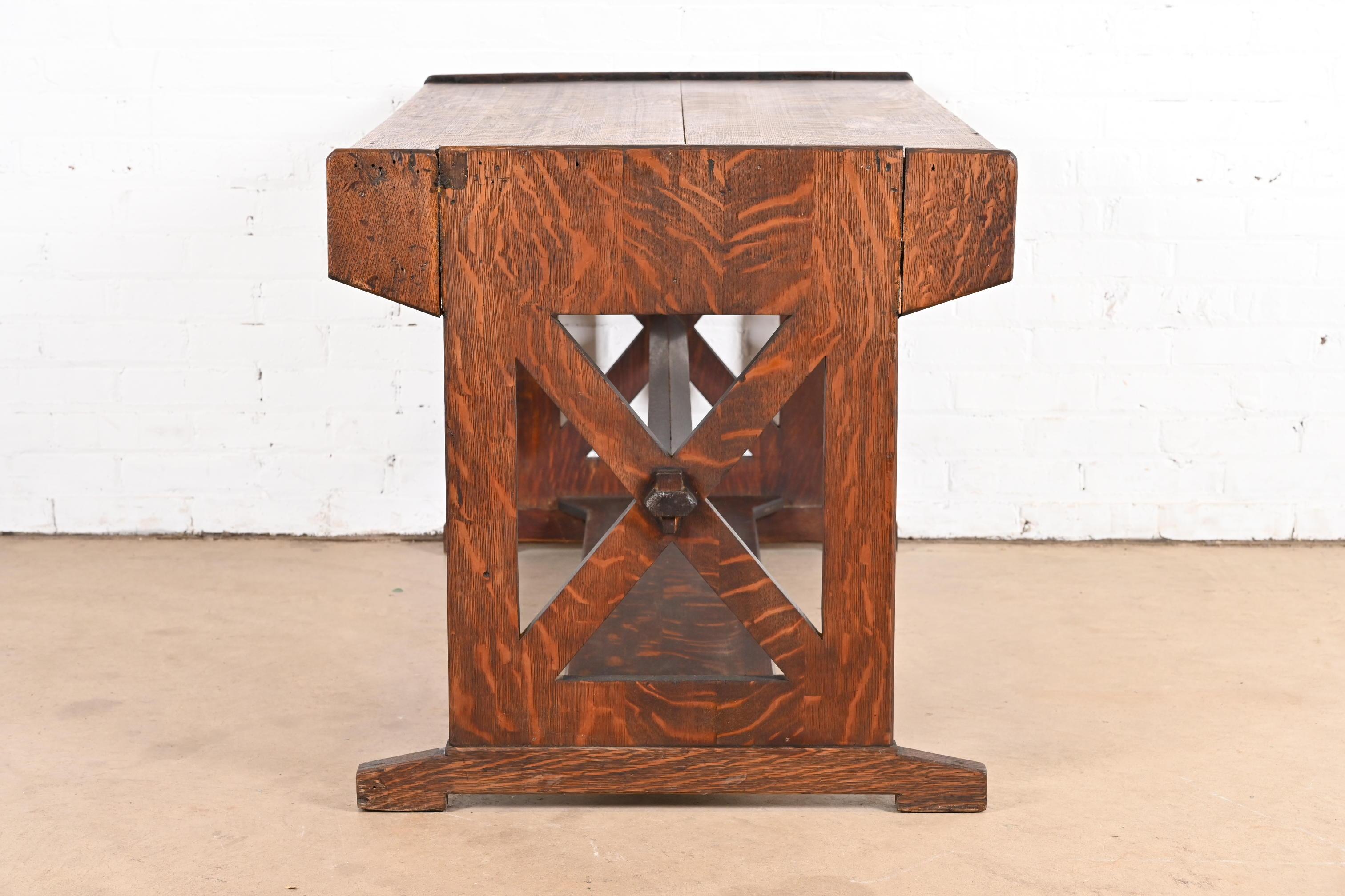 Table de bibliothèque à tréteaux Mission Tiger Oak Arts & Crafts de style Limbert en vente 3