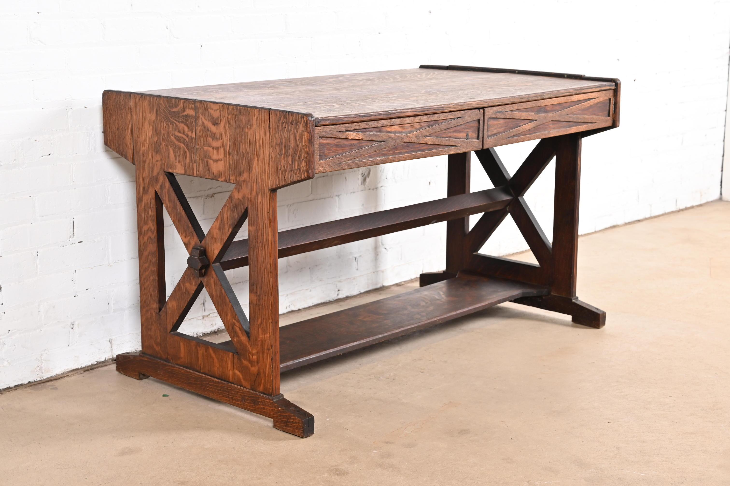 Magnifique table de bibliothèque ou bureau à tréteaux en chêne tigré, de style Mission ou Arts & Crafts.

À la manière de Charles P. Limbert Co.

USA, Circa 1900

Dimensions : 48 
