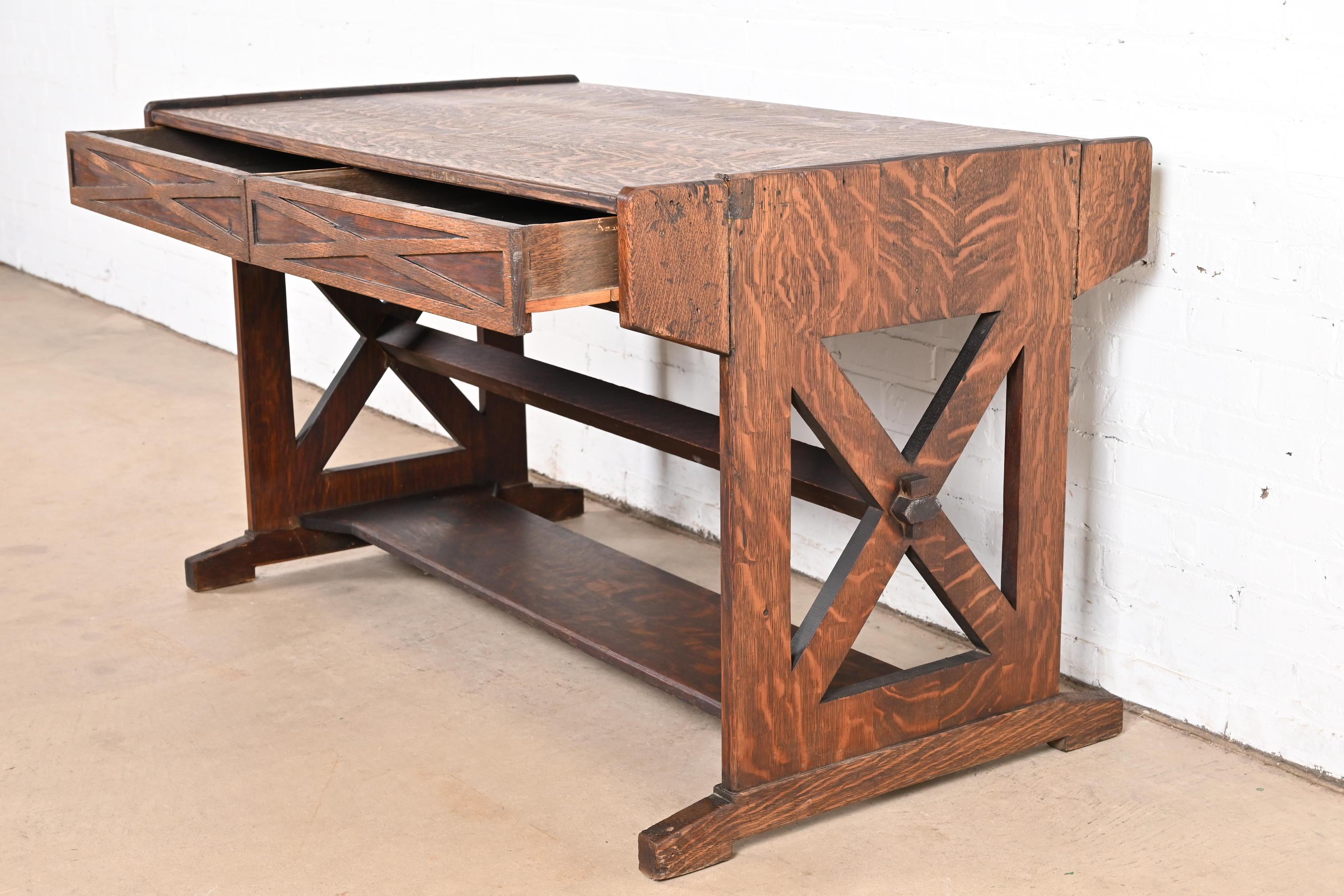 Début du 20ème siècle Table de bibliothèque à tréteaux Mission Tiger Oak Arts & Crafts de style Limbert en vente