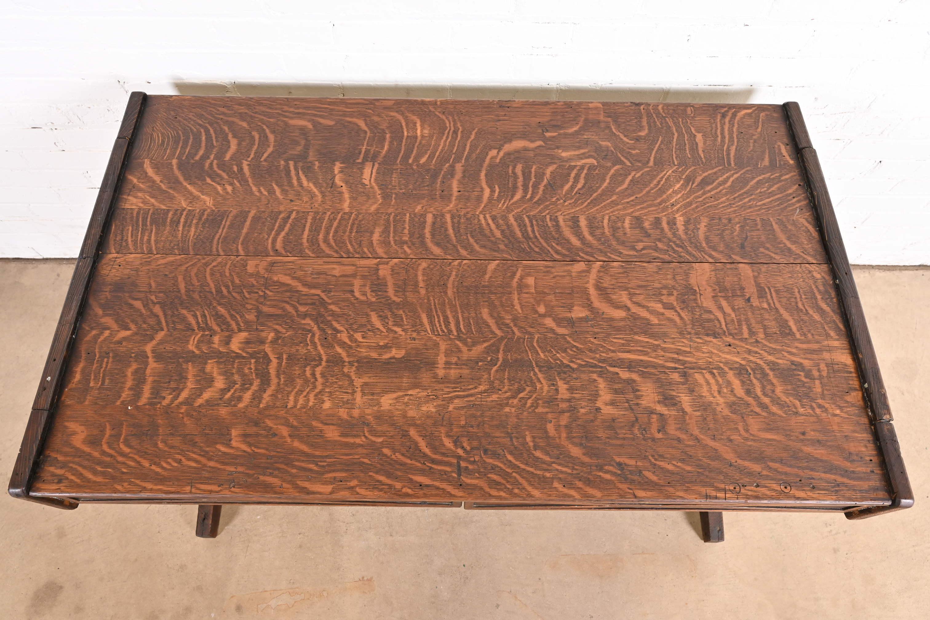 Table de bibliothèque à tréteaux Mission Tiger Oak Arts & Crafts de style Limbert en vente 2