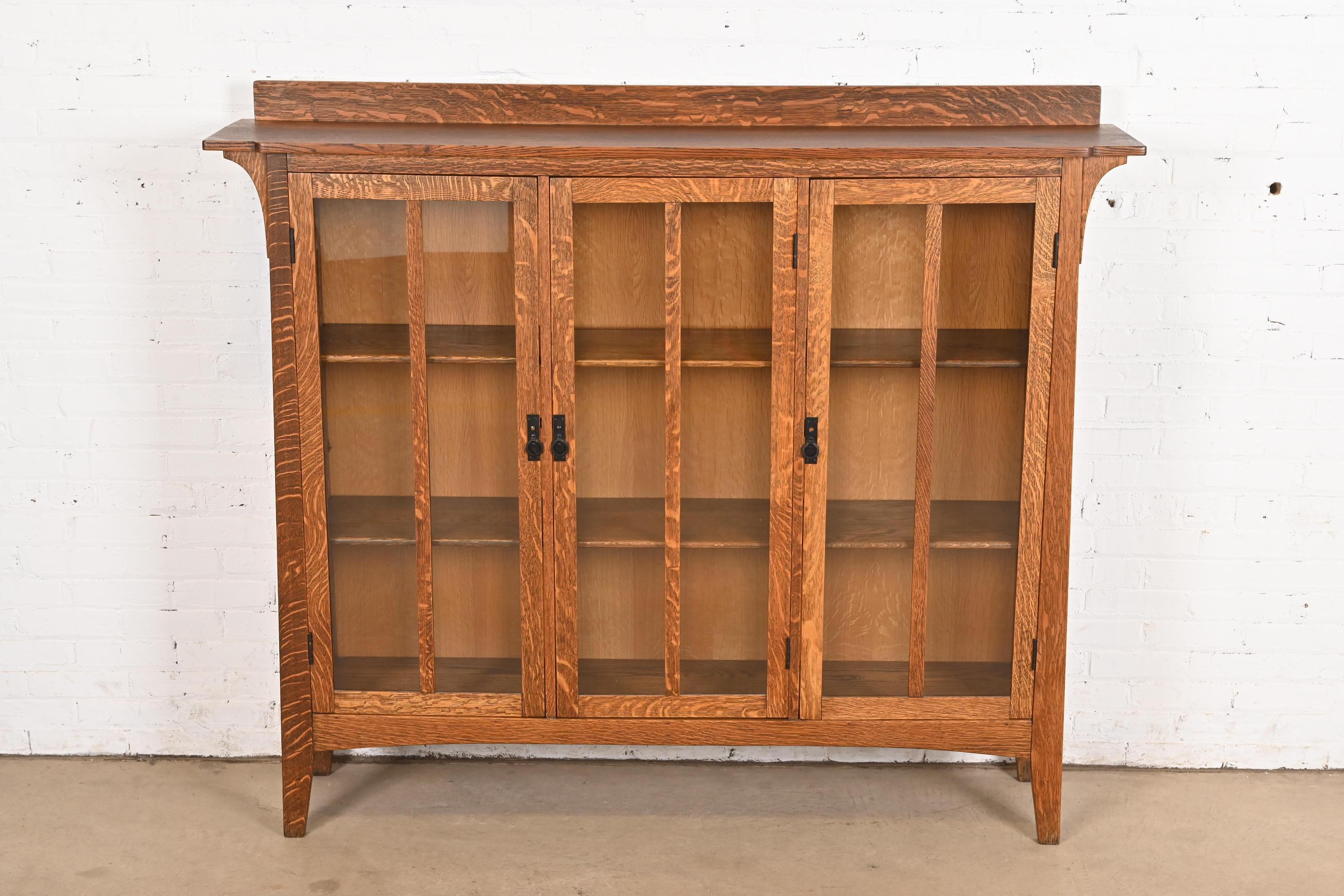 Limbert Style Mission Oak Arts and Crafts Triple Bookcase Cabinet Artes y manualidades en venta