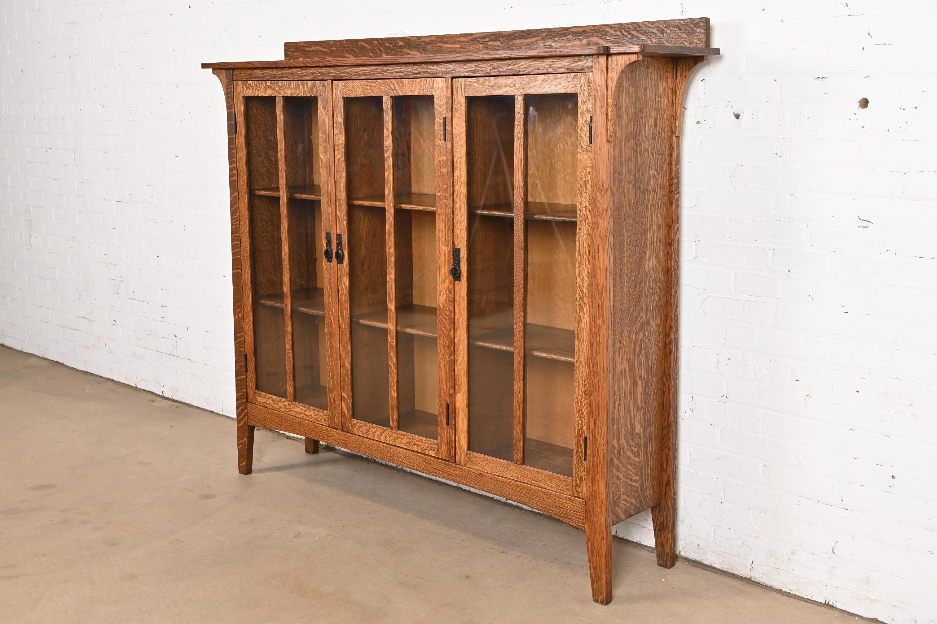 Limbert Style Mission Oak Arts and Crafts Triple Bookcase Cabinet Estadounidense en venta