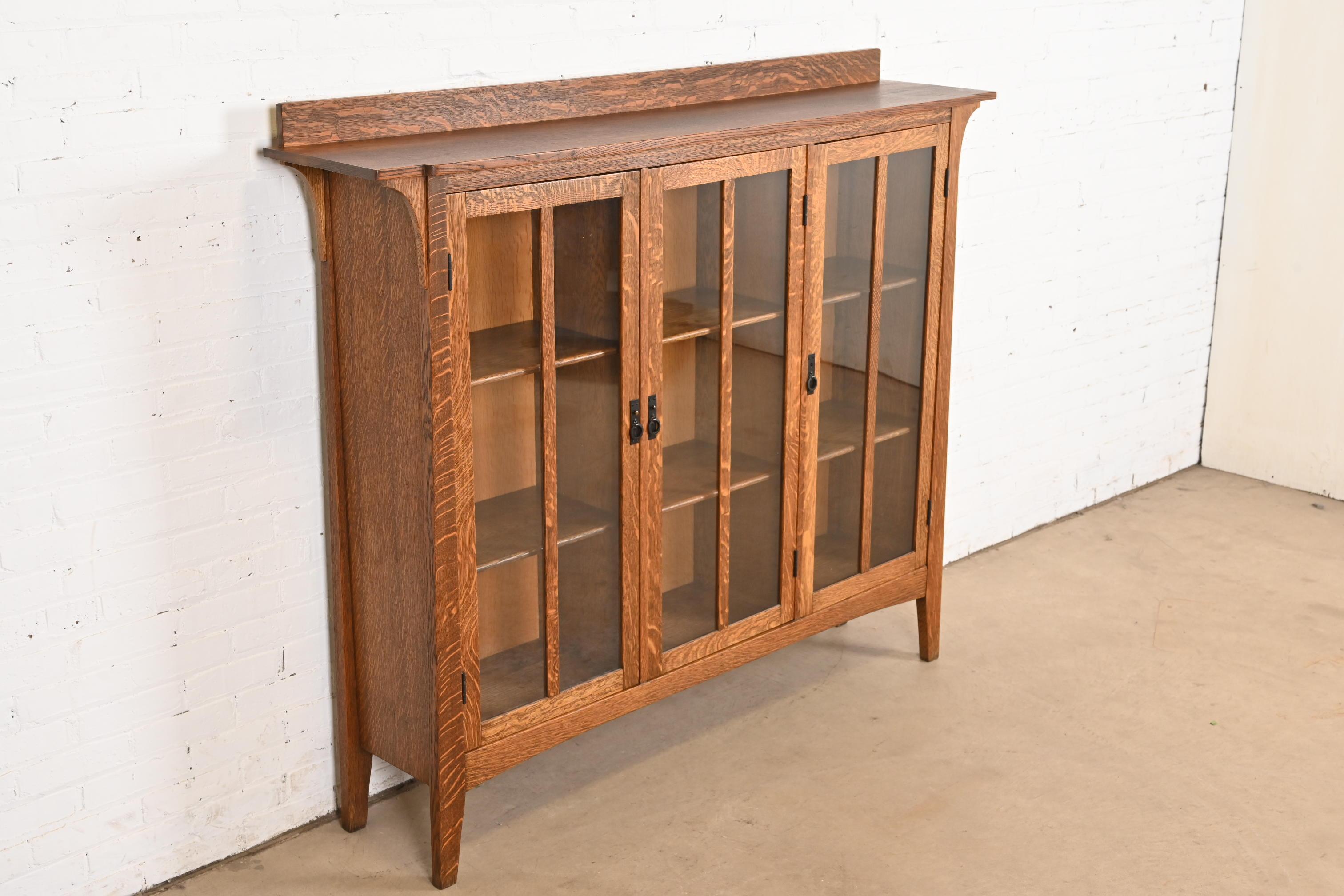 Limbert Style Mission Oak Arts and Crafts Triple Bookcase Cabinet en Bueno estado para la venta en South Bend, IN