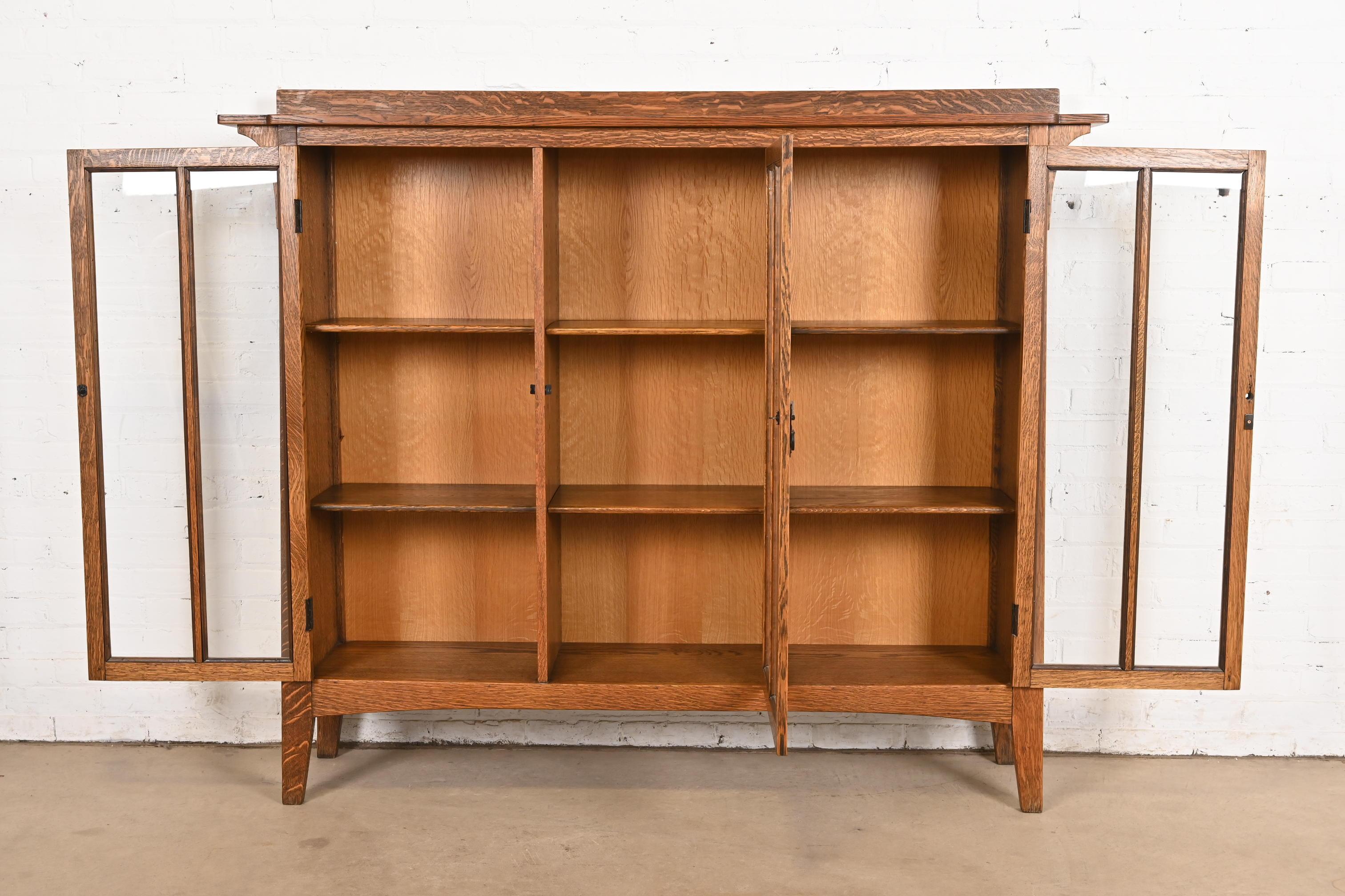 Limbert Style Mission Oak Arts and Crafts Triple Bookcase Cabinet siglo XX en venta