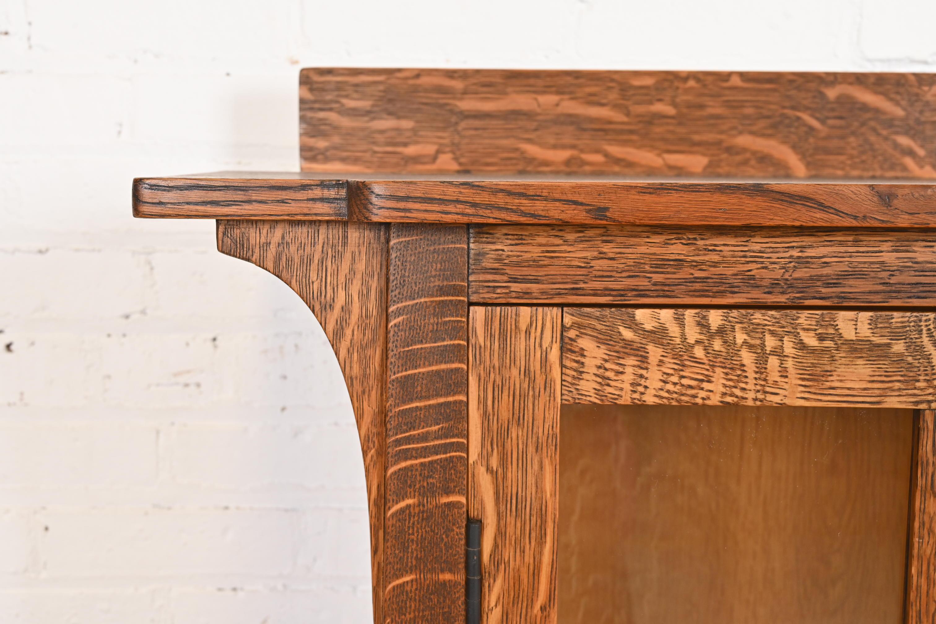 Limbert Style Mission Oak Arts and Crafts Triple Bookcase Cabinet Vidrio en venta