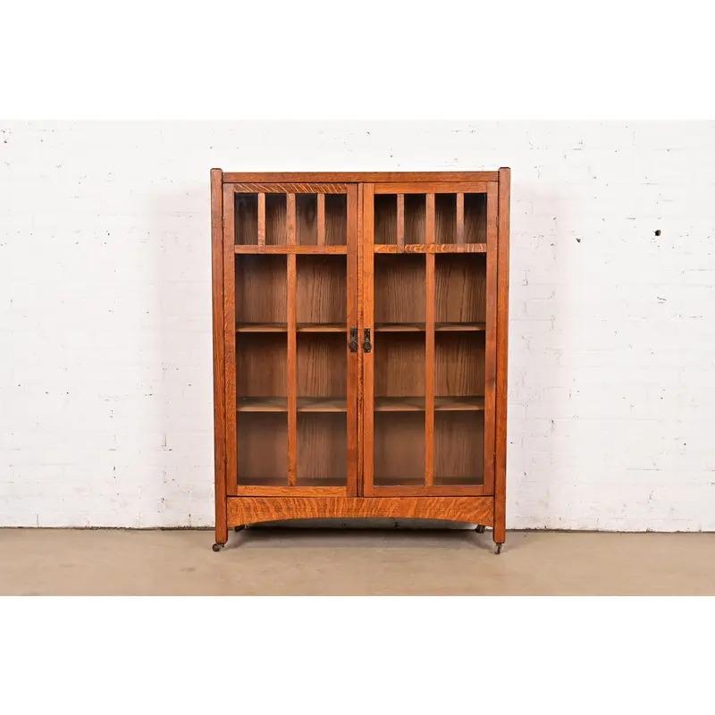 Un bellissimo mobile libreria doppio in vetro di epoca Mission o Arts & Crafts

Alla maniera di Charles P. Limbert Co.

USA, circa 1900

Splendida quercia segata a quarto di dollaro, con porte d'ingresso in vetro a bifora e ferramenta in rame