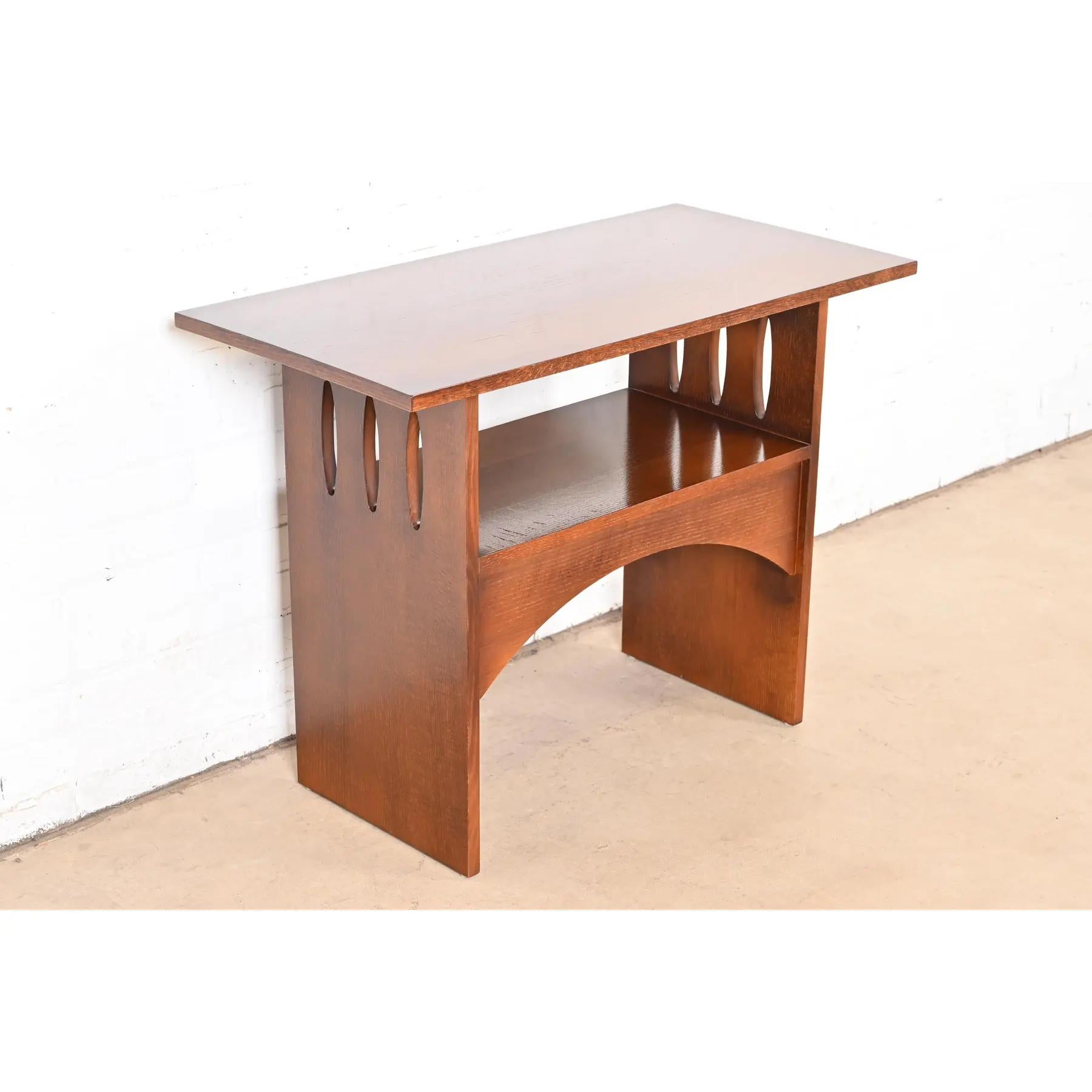 Magnifique table console ou table d'appoint en chêne de style Arts & Crafts.

À la manière de Charles P. Limbert Co.

USA, Circa Late 20th Century

Dimensions : 36 